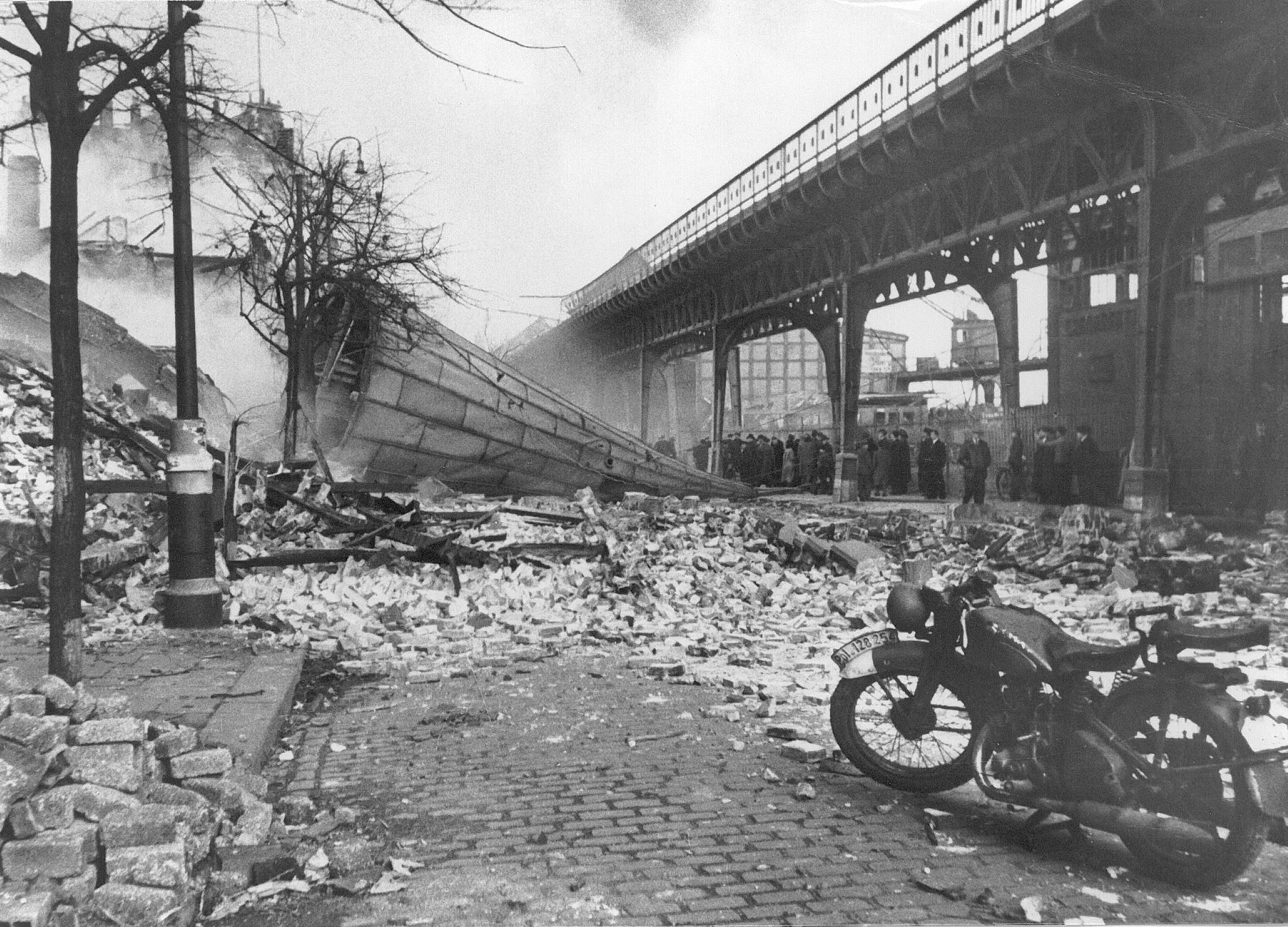 Sjømannskirken i Hamburg ble bombet til ruiner 30. mars 1945.