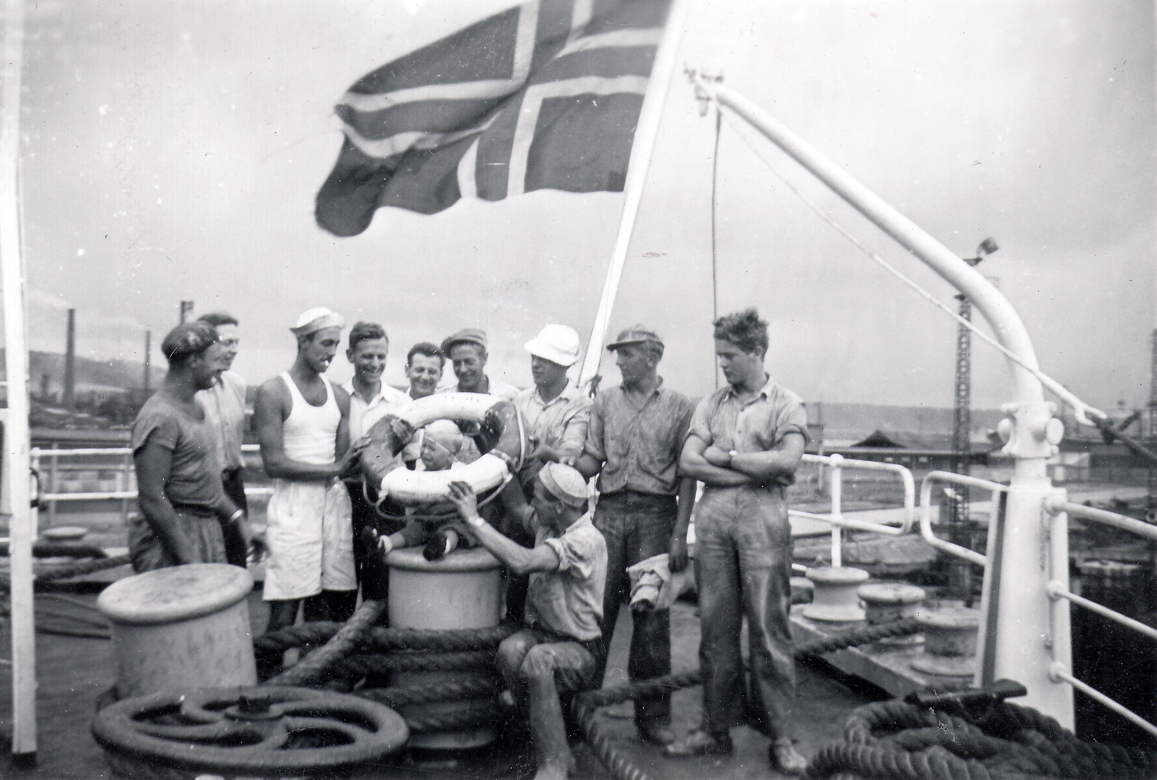 Norske sjøfolk i Genova havn like etter krigens slutt.