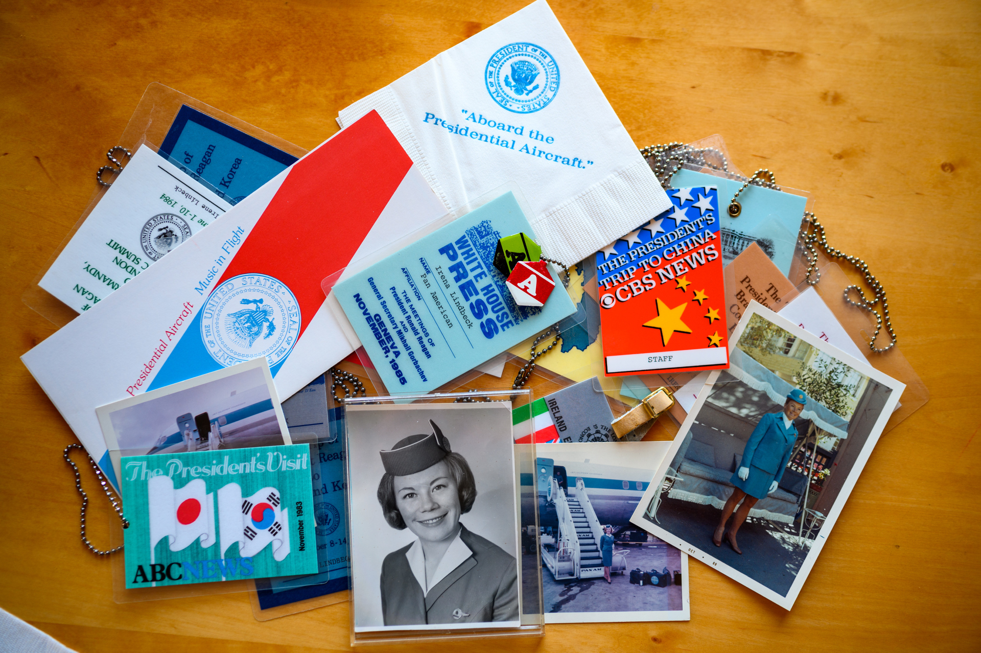 Mens presidenten fløy i sitt Air Force One, fulgte Irene Tibbits og resten av følget etter i et chartret Pan Am-fly.