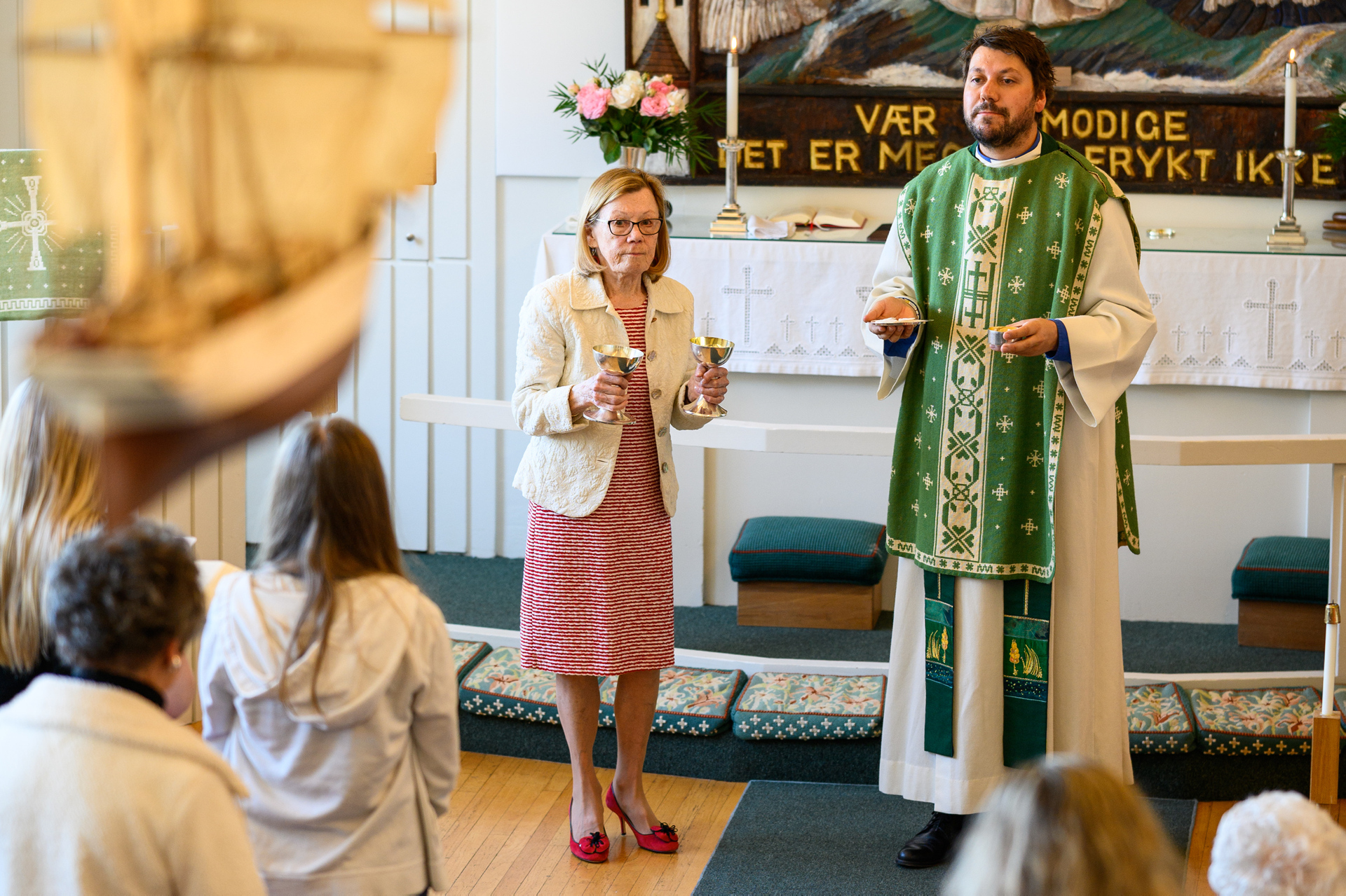 Irene Tibbit er styreleder i Sjømannskirken i San Francisco. Her står hun sammen med sjømannsprest Morgan Berg.