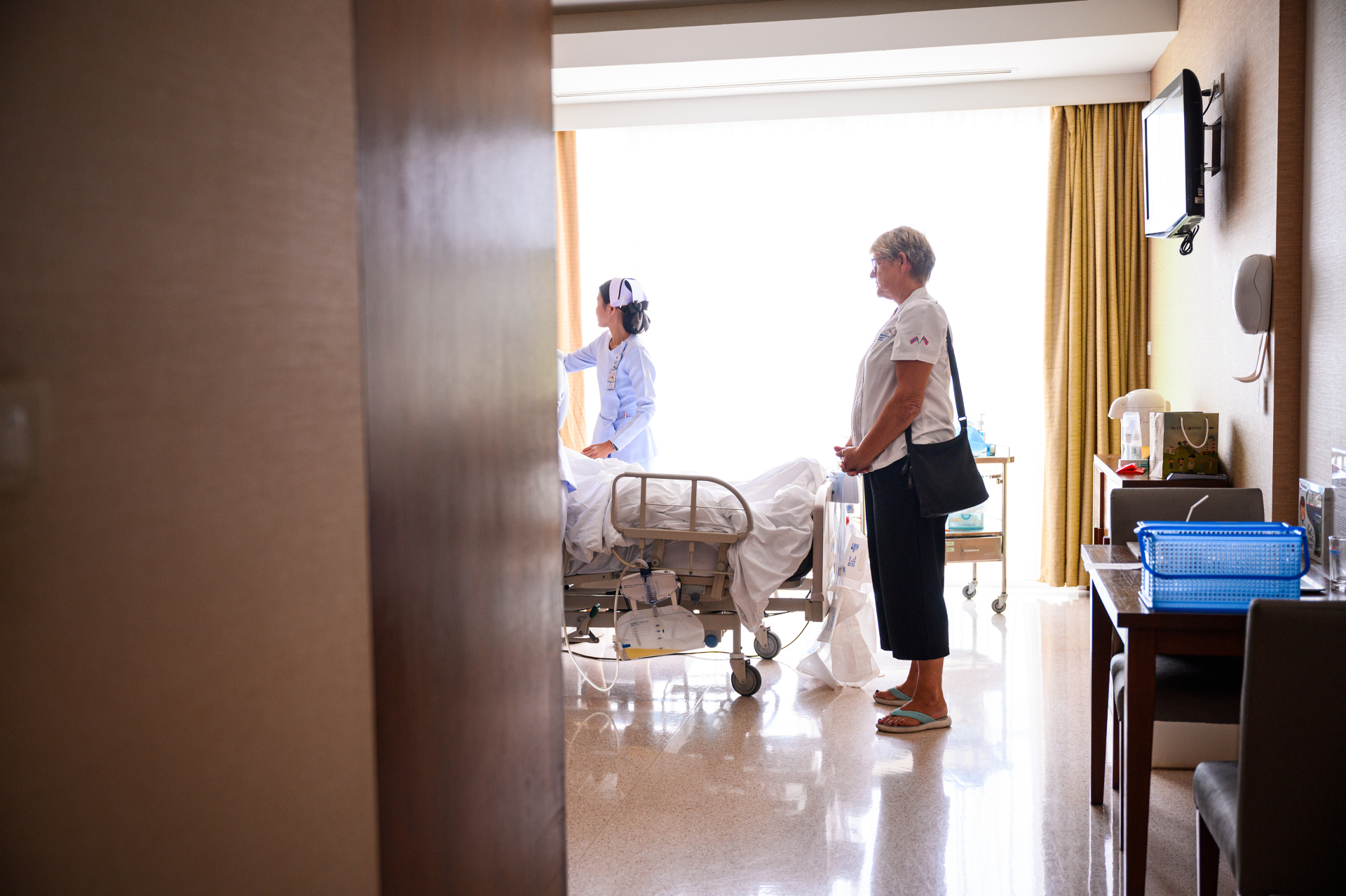 Syke nordmenn i utlandet, om de er fastboende eller på ferie, er ofte i en sårbar situasjon. Noen fordi de ikke forstår språket eller kjenner kulturen de er i, andre fordi familie og venner er langt borte. Her er Liv Eikenæs Royal på sykebesøk i Pattaya.