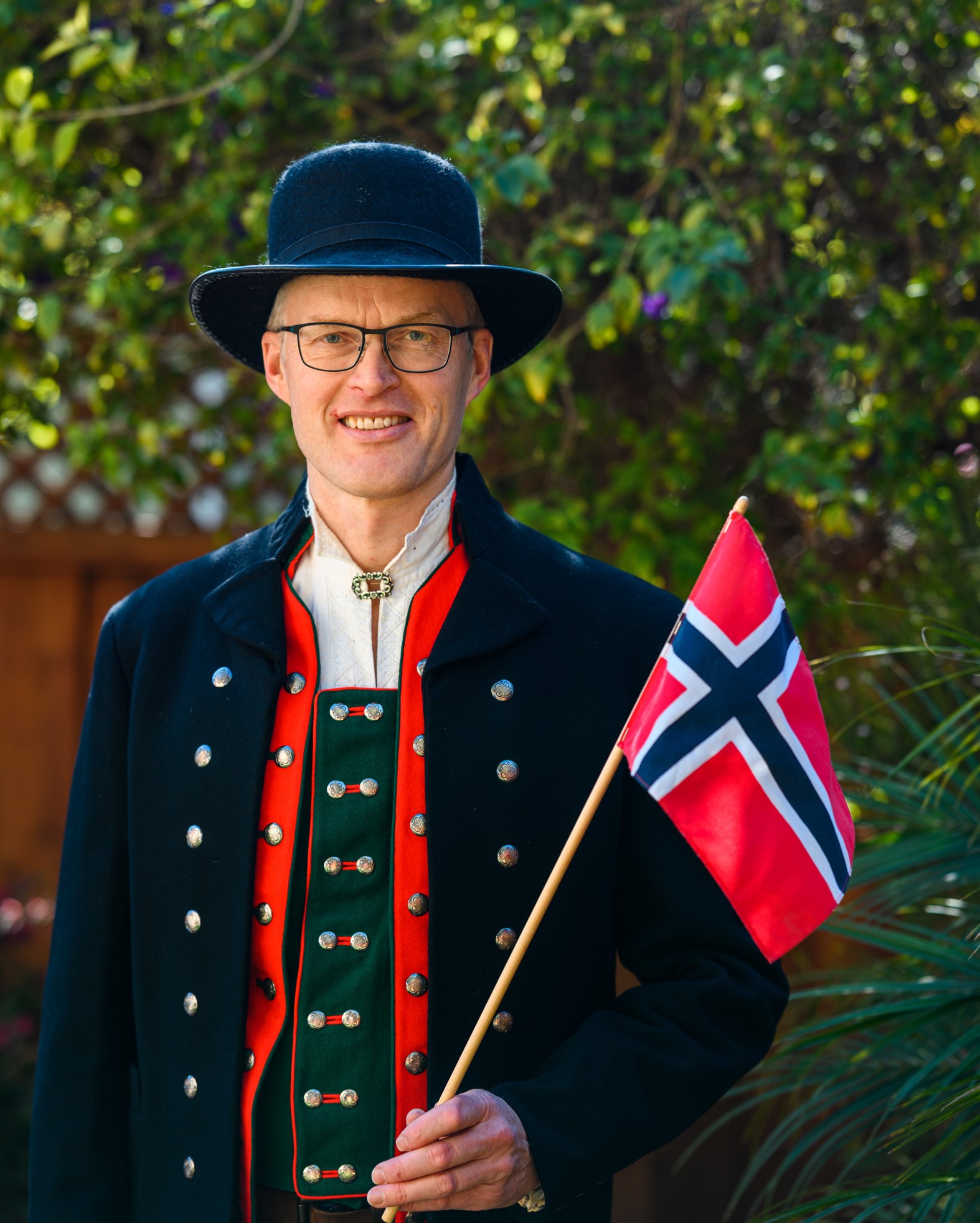 FEIRER DIGITALT I SAN FRANSISCO: -   Per Bjørke arbeider i Google og bor med sin familie utenfor San Francisco. Vanligvis drar de til Sjømannskirken for å feire nasjonaldagen, men i år blir det umulig.- Det synes vi er synd. Feiringen er viktig for å holde på tradisjonene. Særlig når man har unger vil man at de skal kjenne den norske kulturen. I år blir det 17. mai-feiring med pølser, is og norske flagg hjemme i hagen i stedet, og digital feiring med Sjømannskirken i San Fransisco via video, sier Bjørke.