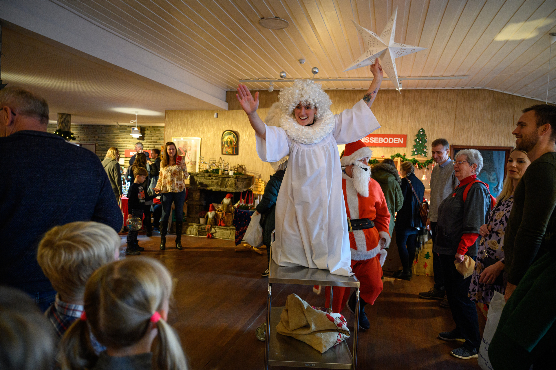 Sjømannsprest Hanne Marie Iaursulëiel Pedersen-Eriksen lager julestemning under julebasaren ved Sjømannskirken i København i fjor. I år må fellesskap og hygge vike for pandemibekjempelse, og den klassiske basaren er erstattet av julebutikk.