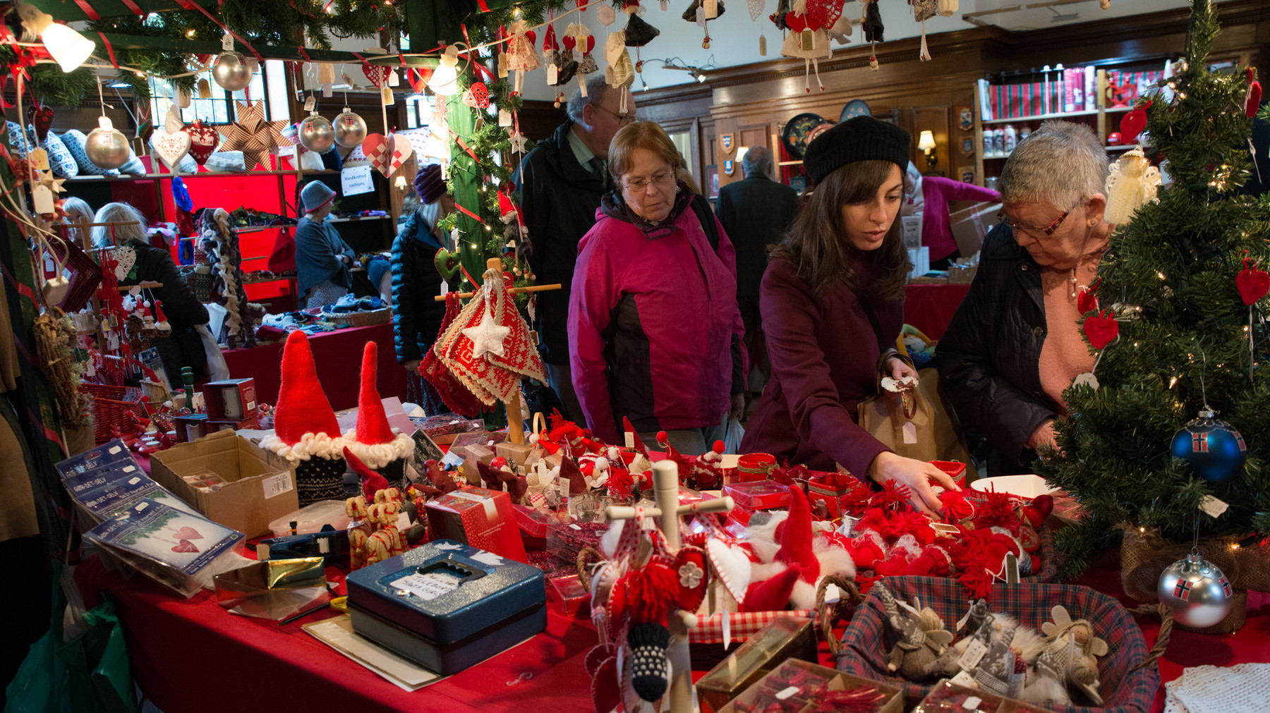 Det er ikke bare i Hamburg at julebasaren ikke kan gjennomføres som vanlig. Her er et bilde fra Sjømannskirken i London sin populære julebasar der 10 000 var innom kirken, gatemarkedet og matteltet utenfor i fjor. I år blir julebasaren digital.
