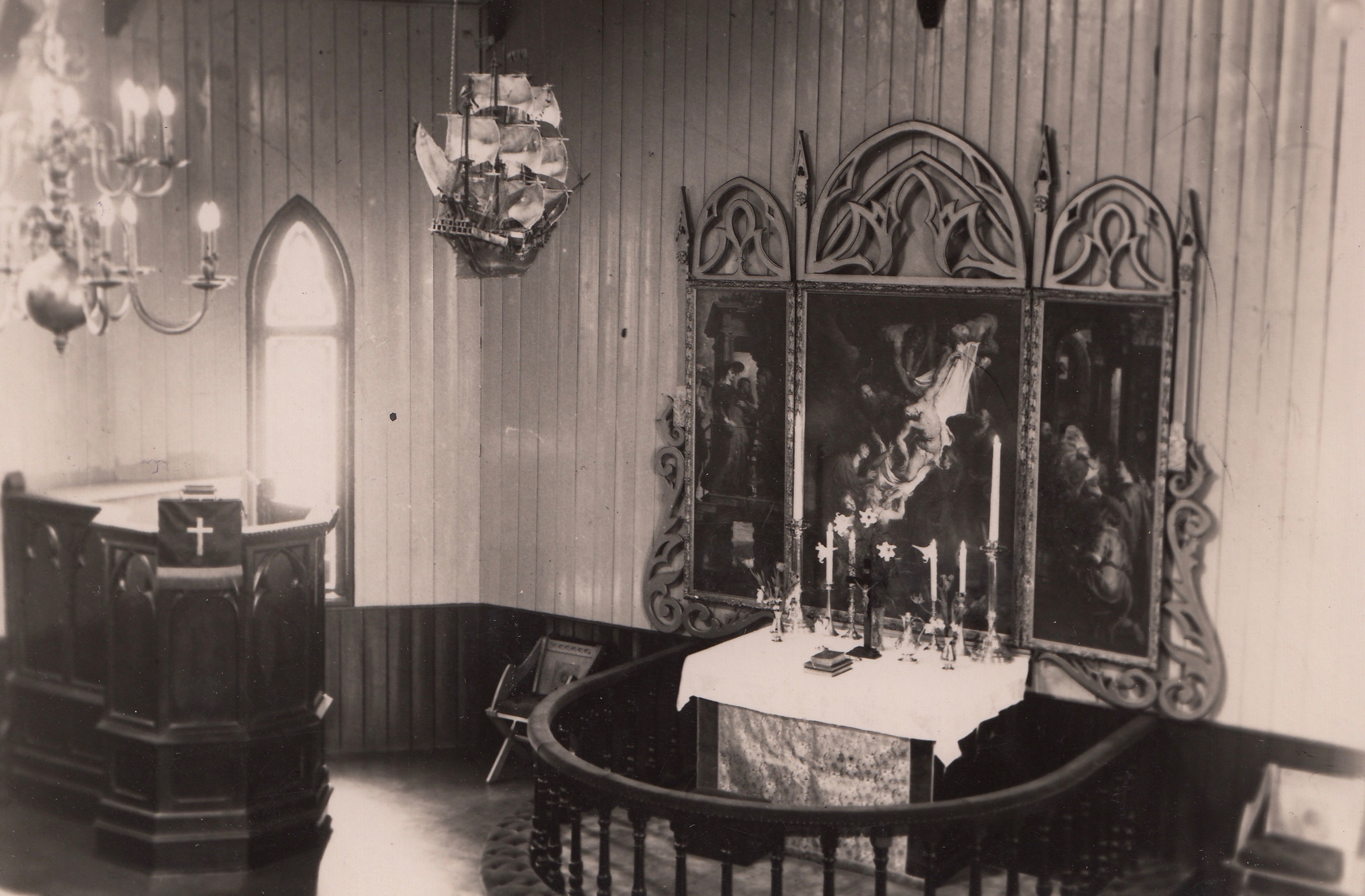 8 Cardiff Her Ser Vi Den Nye Lysekronen Kirkeskibet Talerstolen Med Garderopetrap Bak 1920 Foto Sjoemannskirken Bergens Sjoefartsmuseu