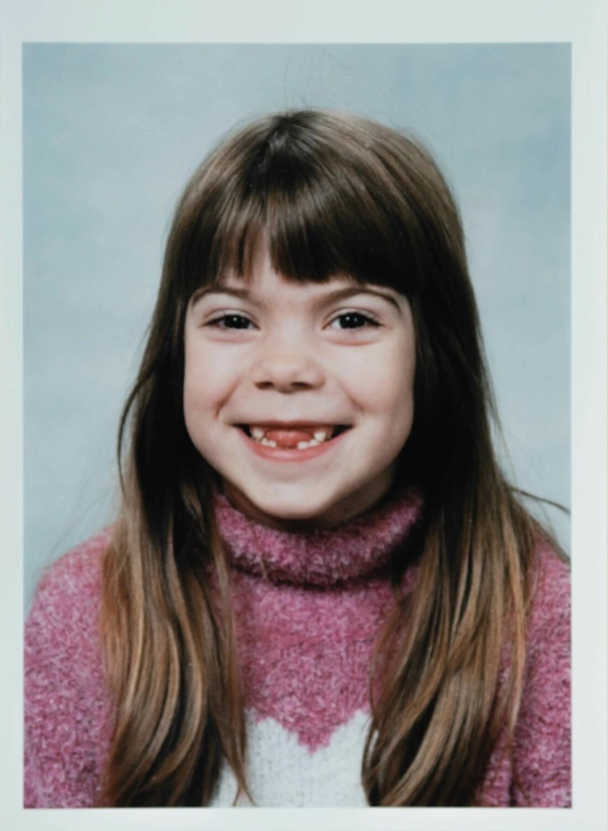 Ni år gammel vandret hun alene rundt på kjøpesenteret i Arguineguin og tigget penger, mens moren satt på stambaren sin og drakk.