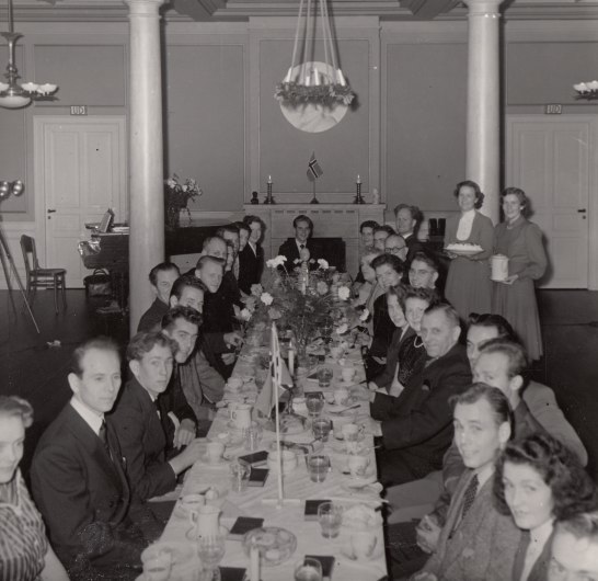 FØRSTEREISGUTT STÅR KONFIRMANT