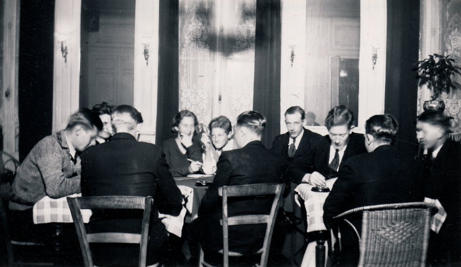 VANSKELIGE TIDER: For at de arbeidsløse norske sjøfolkene skulle ha bedre forutsetninger for å klare seg i Bordeaux mens de gikk å ventet på ny hyre kraunder den store depresjonen i begynnelsen av 1930-årene, ble det arrangert undervisning i fransk på leseværelset. Bildet er tatt i 1932.