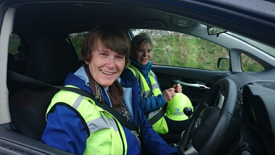 Frivillige Erna Christie lærer opp Åshild i venstrekjøring.