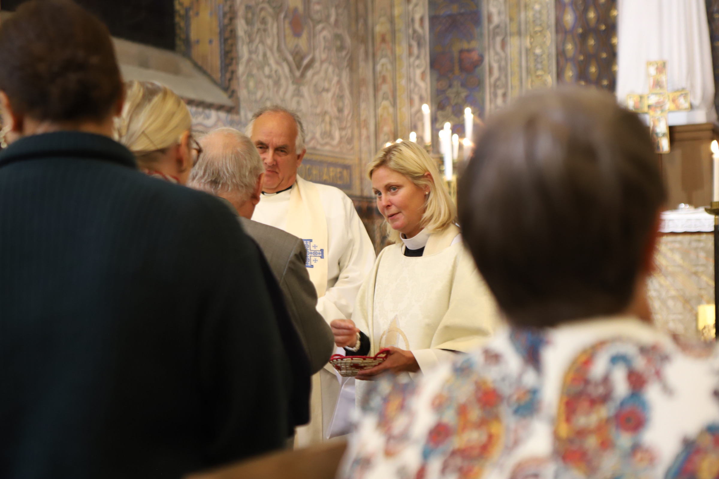 ØKUMENISK GUDSTJENESTE: Vår første Sjømannsprest i Paris, Steinar Rishaug  er tilbake på gamle trakter og gir ut nattverd sammen med Maria Olofsdotter Bråkenhielm i Svenska kyrkan i Paris.