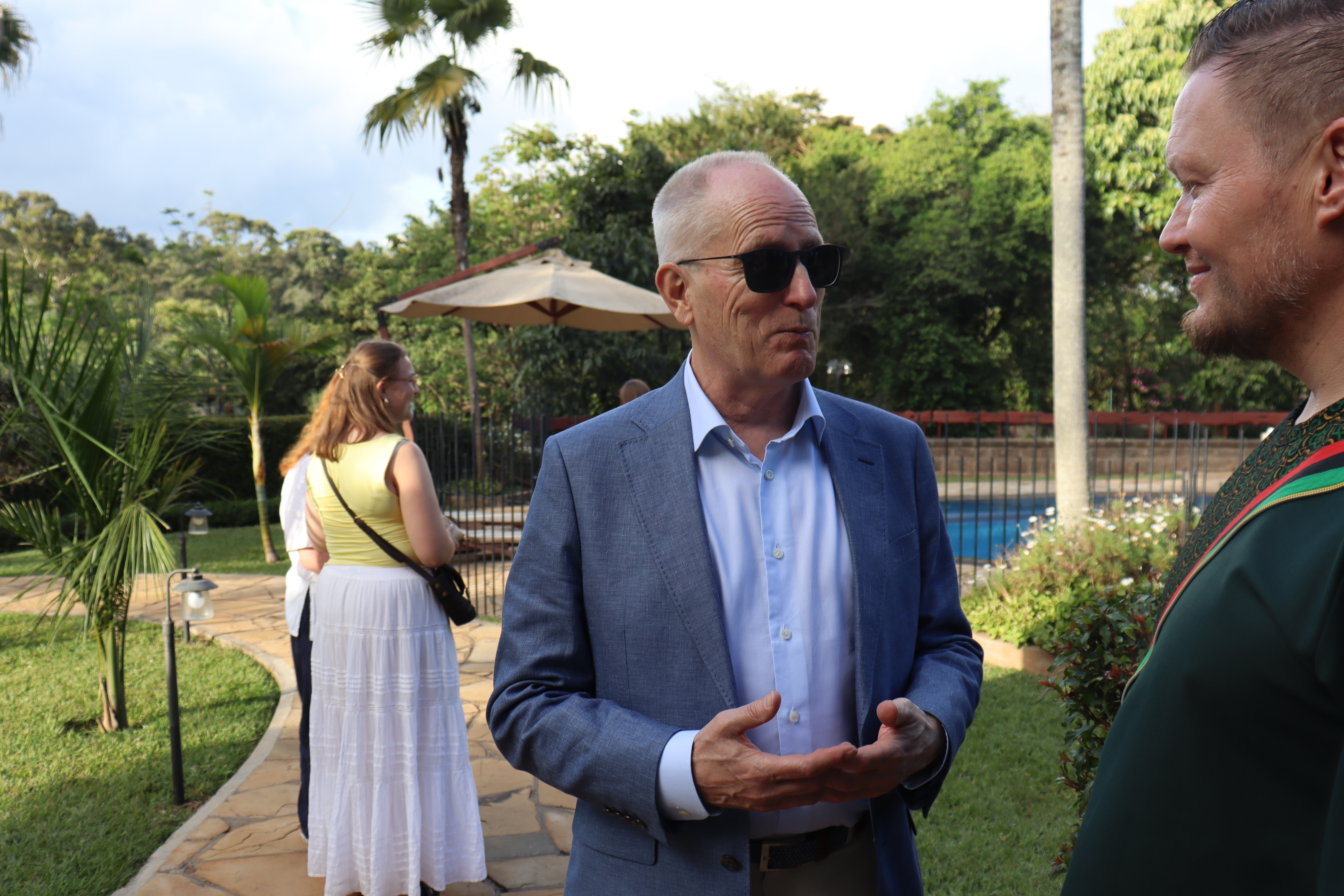 Knut Lyngseth i prat med nordmenn på ambassaden.