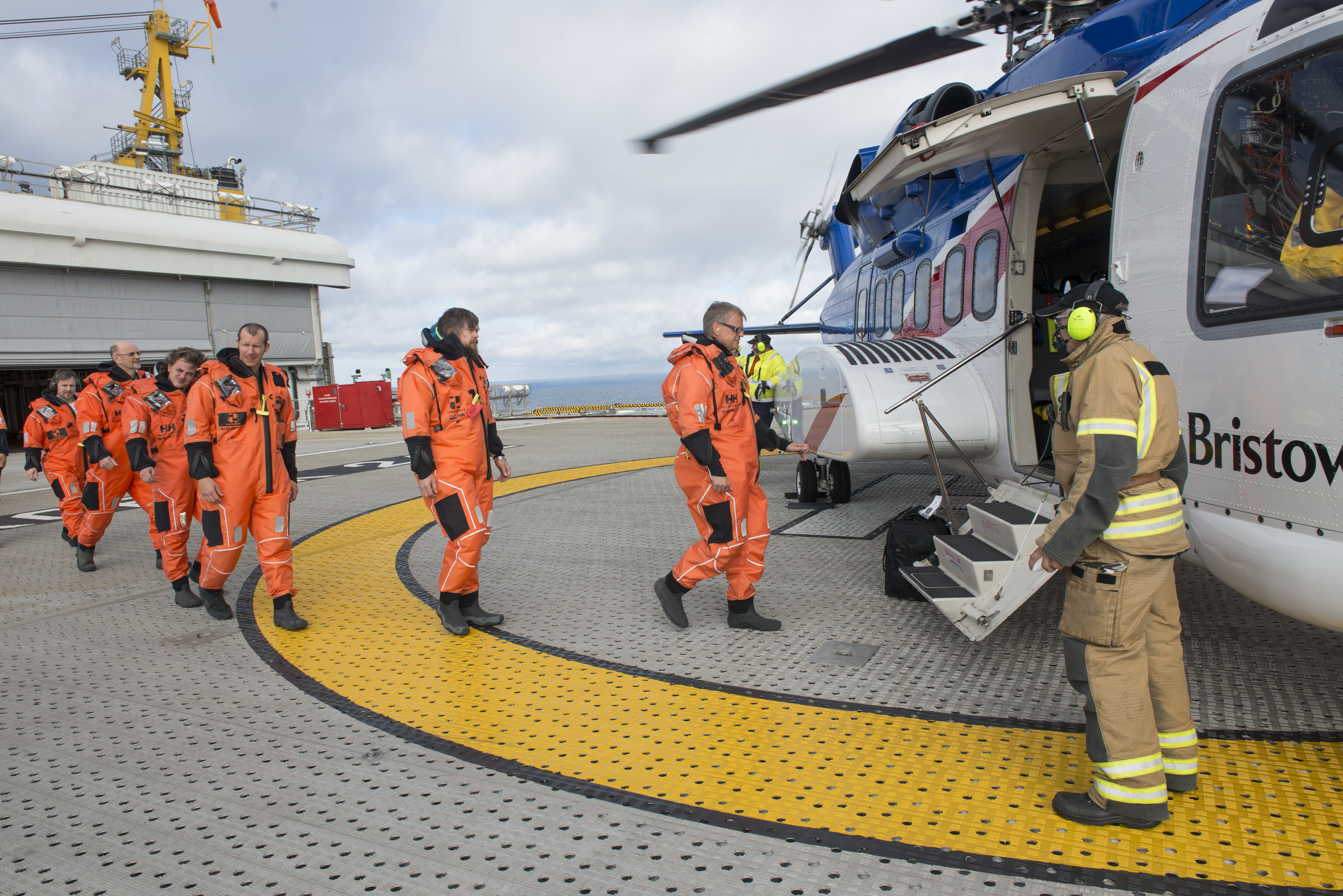 Gunnar Går Inn I Helikopteret