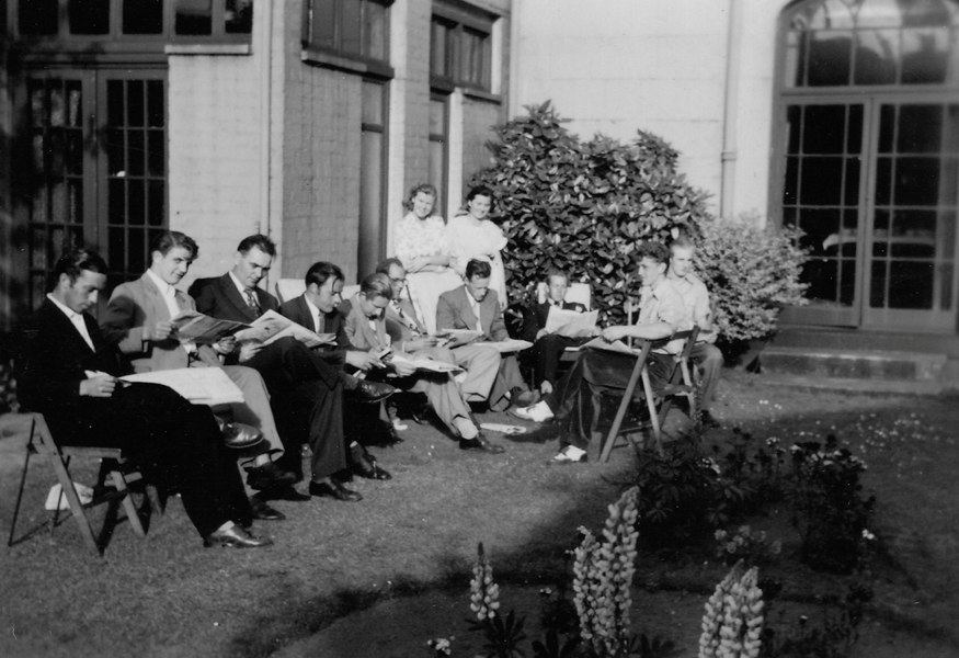 I SJØMANNSKIRKENS HAGE