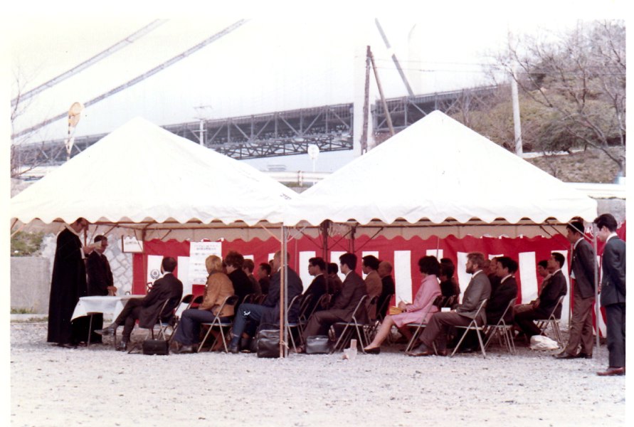 INNVIELSESGUDSTJENESE PÅ KIRKETOMTEN