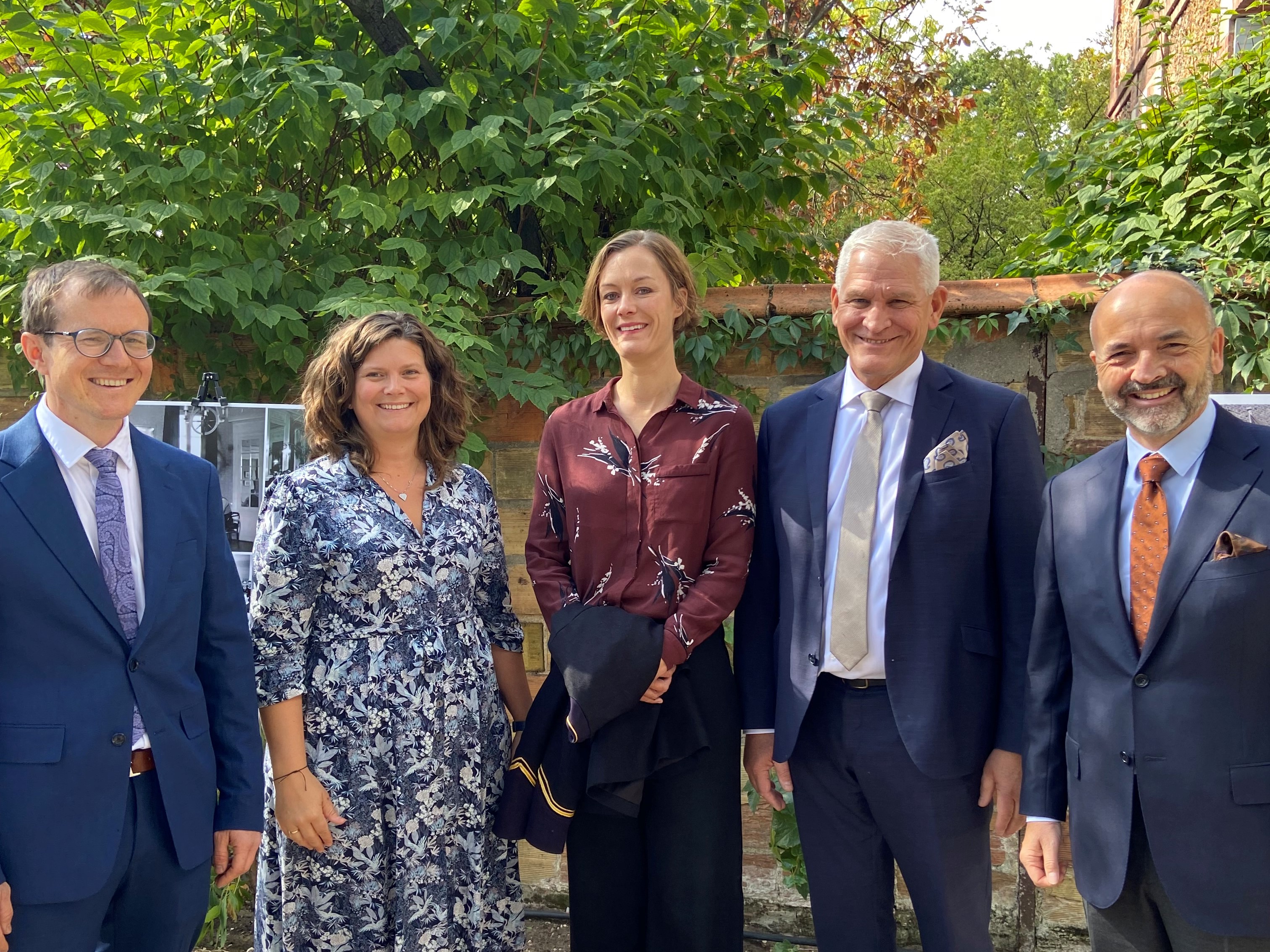 OFFISIELT BESØK: Sjømannsprest ved sjømannskirken i Paris, Magnus Hegland Ingvaldsen. Daglig leder og sjømannsprest ved sjømannskirken i Paris, Maren Hegland Ingvaldsen. Kultur- og likestillingsminister Anette Trettebergstuen. Generalsekretær Jeffrey Huseby og Norges ambassadør i Paris, Niels Engelschiøn.