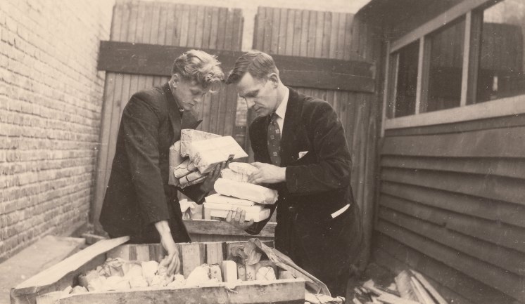 PREST OG ASSISTENT I FULL SVING