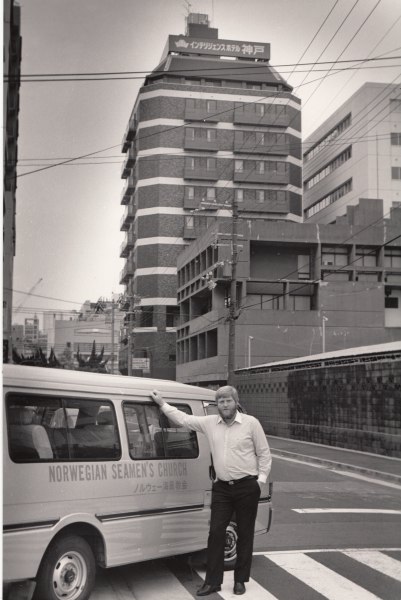 KIRKEBUSSEN FORAN DEN NYE KIRKEN