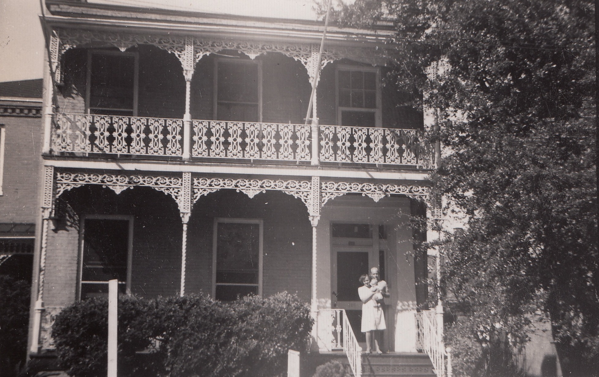 12 Mobile. Sks Hus Er 100 År. Bygget I Typisk Stil For Det Gamle Mobile. En Seværdighet For Turister. Presefam På Trappen. 1946 Foto Bergens Sjøfartsmuseum S 2