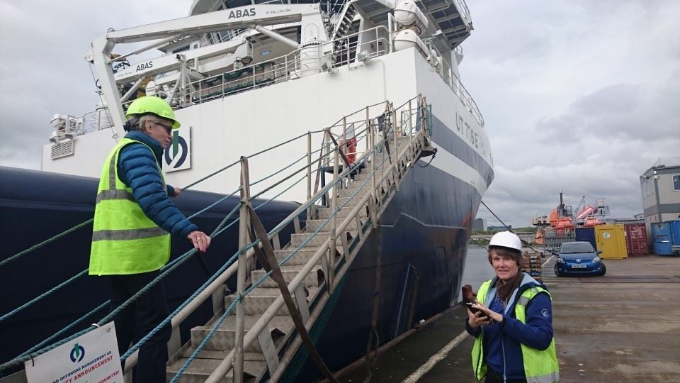 Frivillige Erna Christie ga ekteparet opplæring i skipsbesøk.