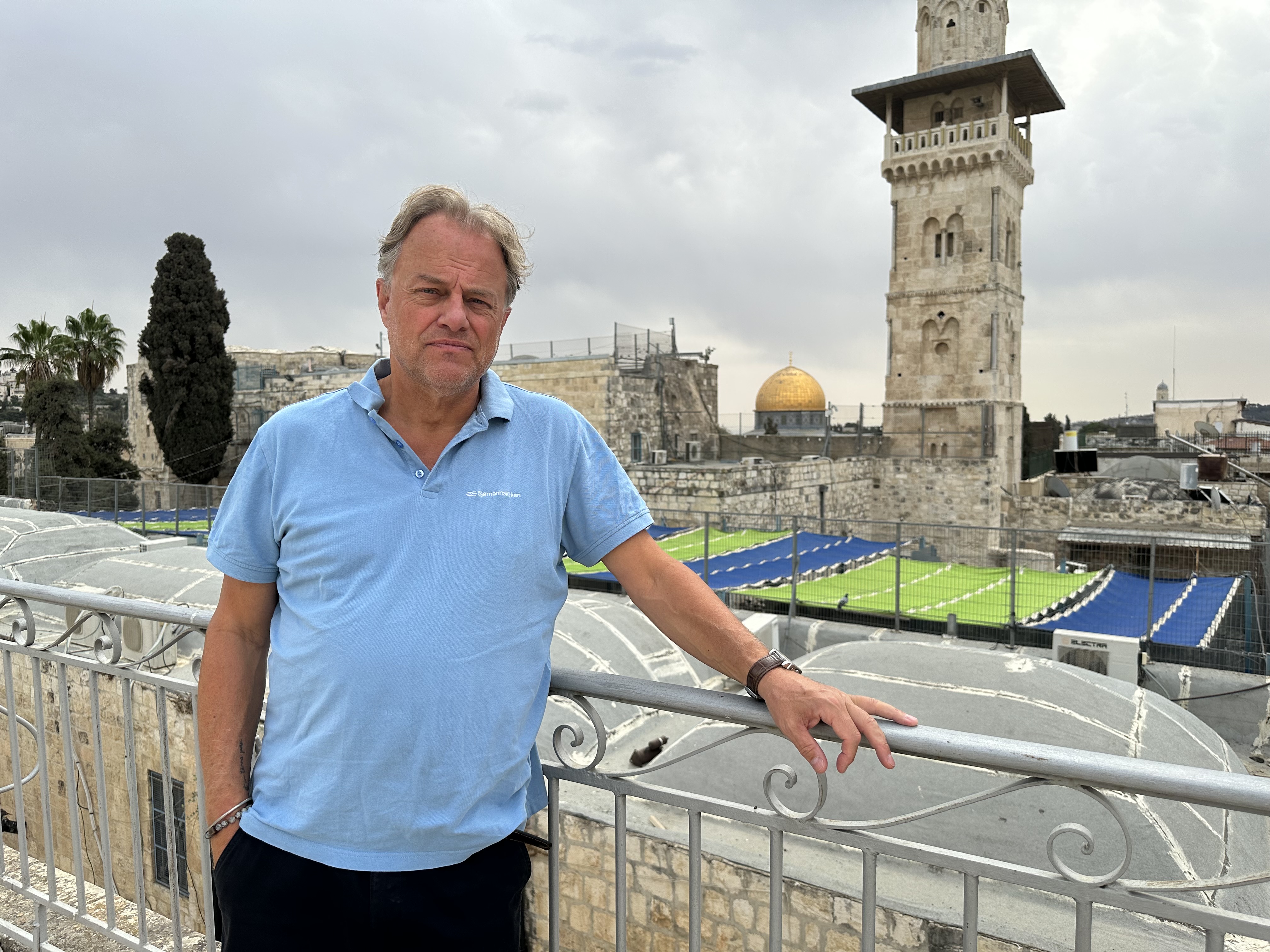 Gamlebyen: Leif Magne Helgesen i Jerusalem, på taket av klosteret Ecce Homo der han har oppholdt seg de siste dagene. (Foto: Sjømannskirken)