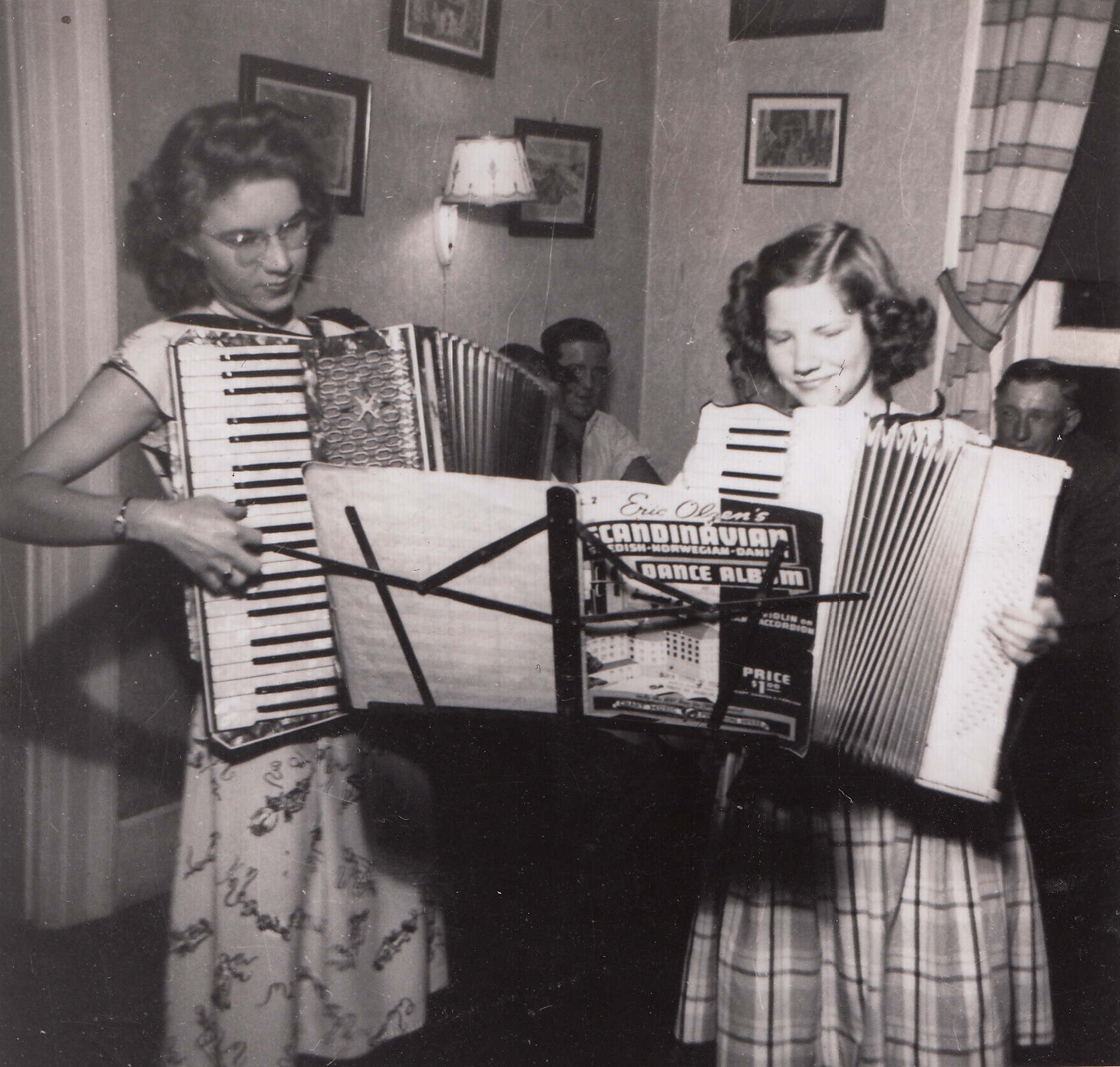 20 Mobile. Lilly Og Gerd Er Kjent Av Alle Norske Sjøfolk Som Har Vært I Mobile. De Har Spilt På Festene Siden De Nesten Var Indre Enn Trekkspillene. 1949 Foto Bergens Sjøfartsmuseums