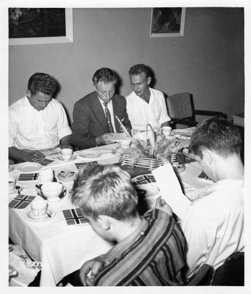 SJØGUTTENE ÅPNER JULEGAVENE