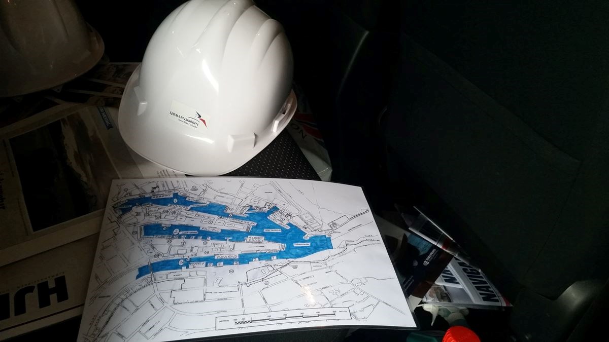 Hjelm og kart over havna i Aberdeen, er arbeidsverktøy de er avhengige av.