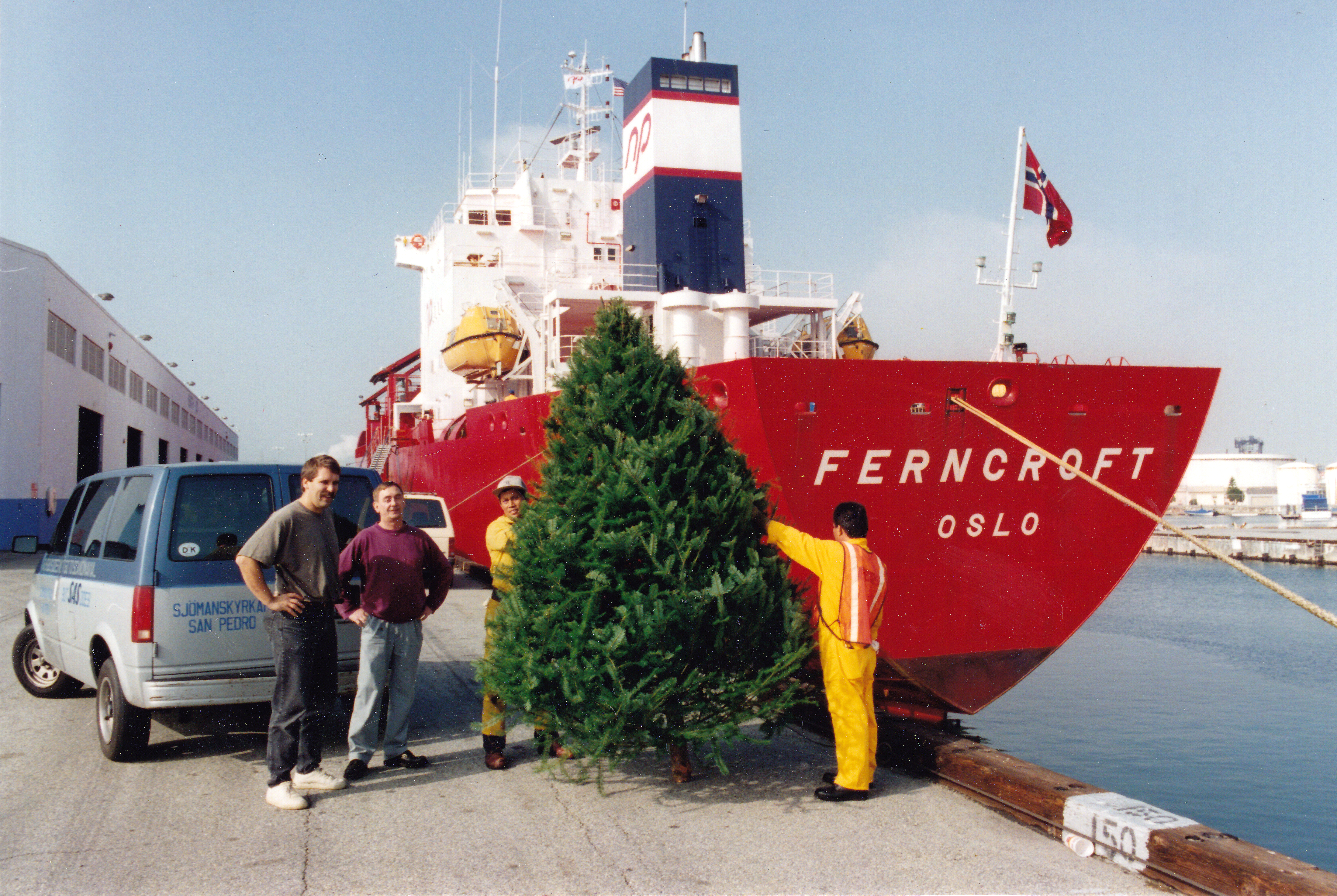23 Chief Alf Pedersen Leverer Siste Juletre Fra Fernkcroft Til Ettåring Børge Lund I Desember 1996 Foto Sjømannskirken