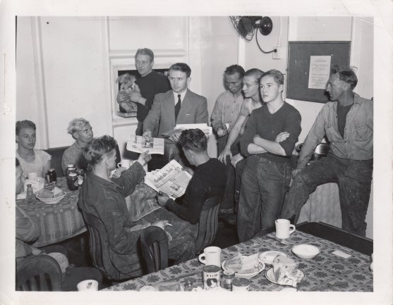 SJØMANNSPRESTEN DELER UT AVISER I BALTIMORE