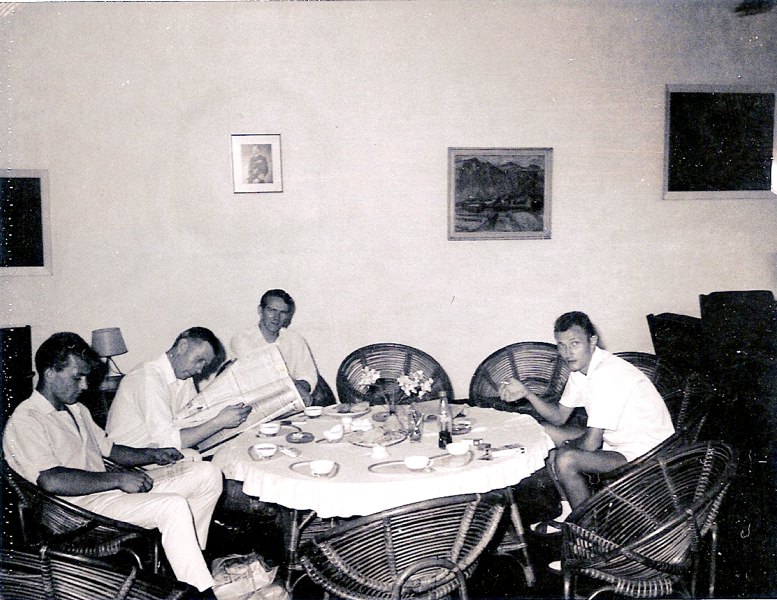 PÅ LESEVÆRELSET I SINGAPORE