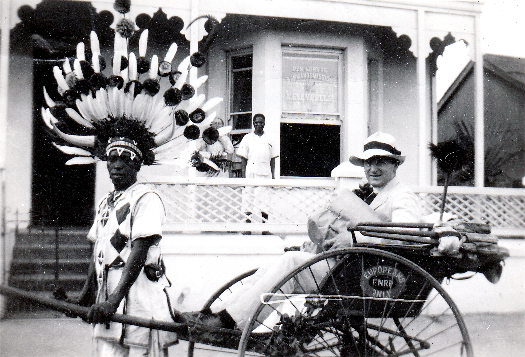 3 Presten På Vei Ut Med Julegaver 1926