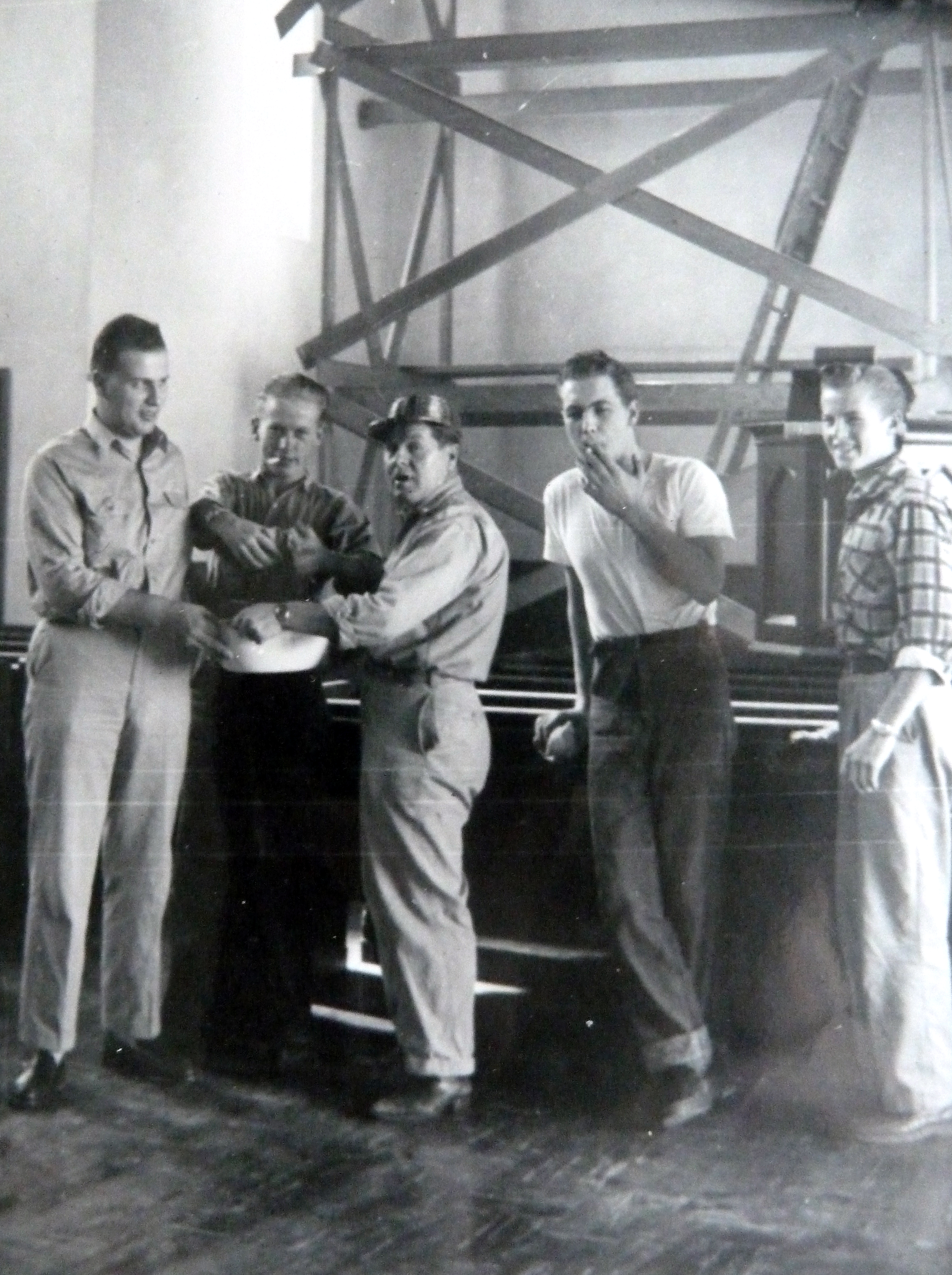 11 San Pedro Arbeidsgjengen Som Monterer Ny Altertavle Foto Bente Hellesund