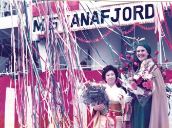 KONENE MØTES TIL KIRKEDÅP I MOJI