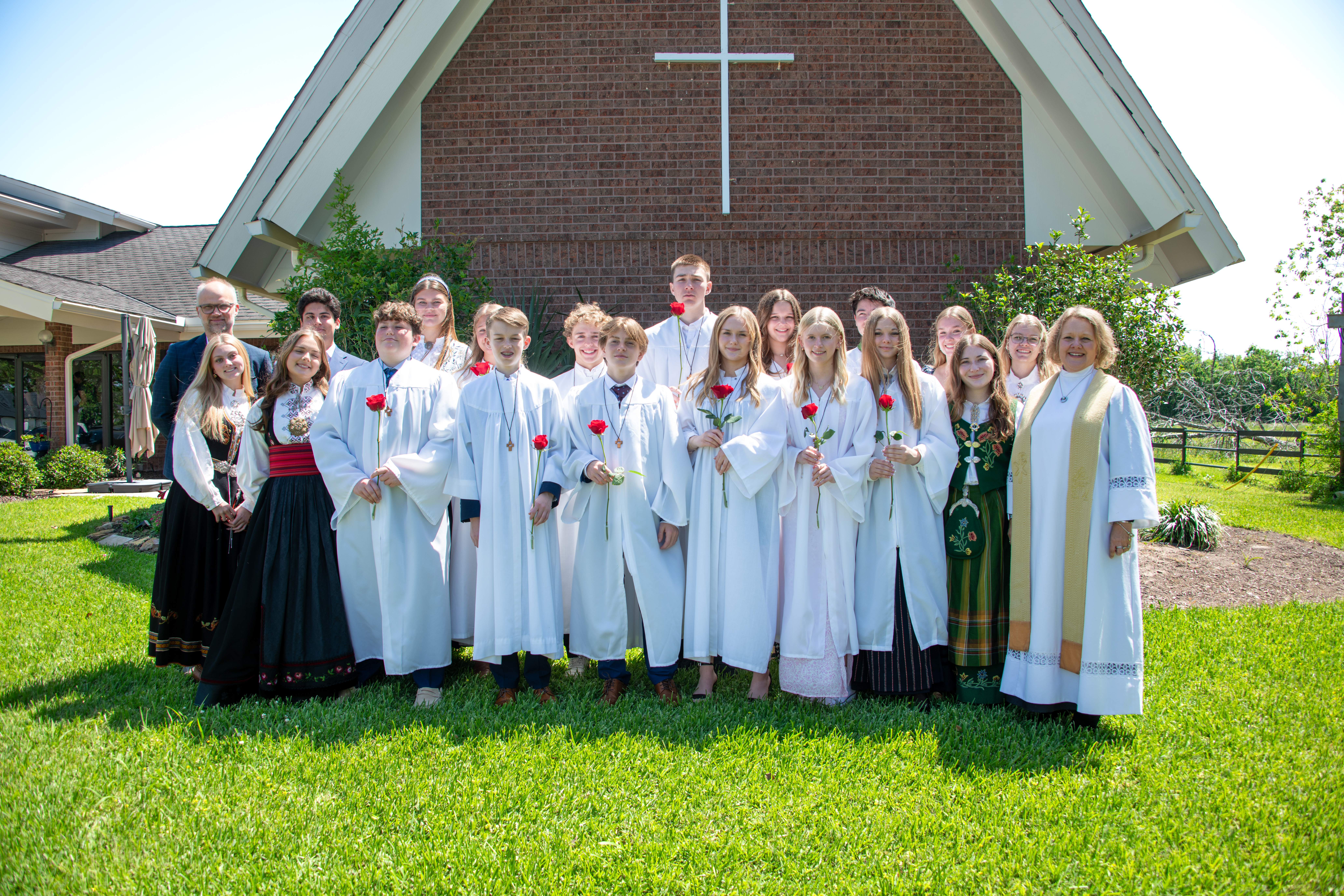 Konfirmantene Samlet Ute 1