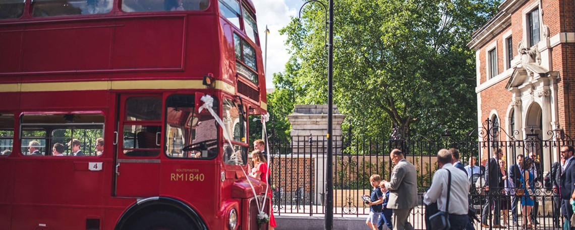 En double-decker er alltid et godt alternativ når man skal flytte mange mennesker fra kirken. Foto: Laura J. Babb