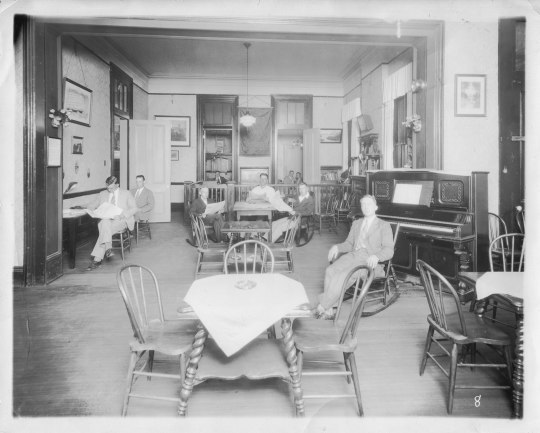 AVISLESING PÅ LESEVÆRELSET I NEW ORLEANS