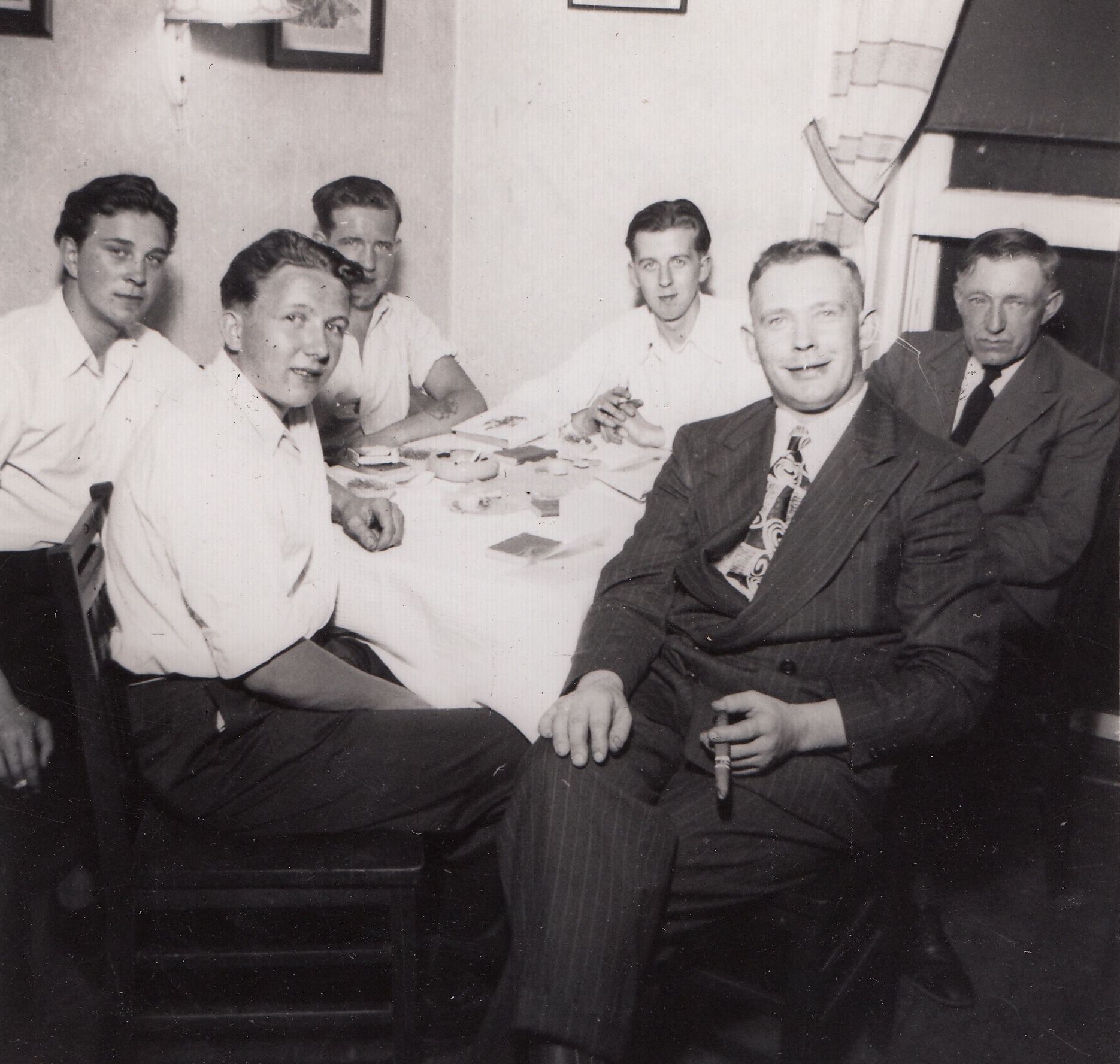 18 Mobile. Karer Fra Storanger. På Stolen Til Venstre Sverre Marøen Som Var Løpegutt I SIFH I 1930 Årene. 1947 Foto Bergens Sjøfartsmuseum Sjømannskirken 2