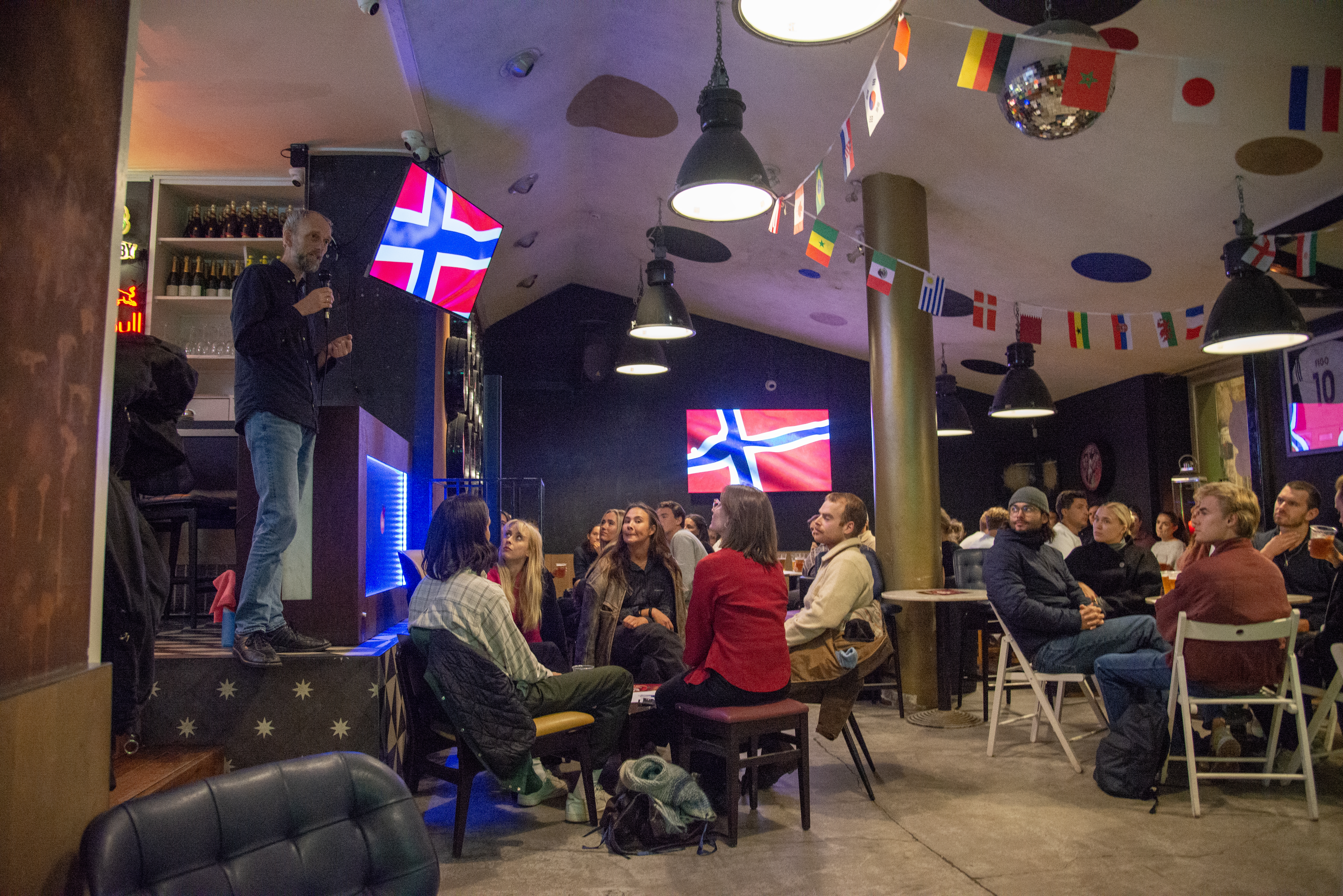 Det ble trangt om plassene da ANSA Lisboa og sjømannsprest Sverre Tofte inviterte til pubquiz i Bairro Alto.