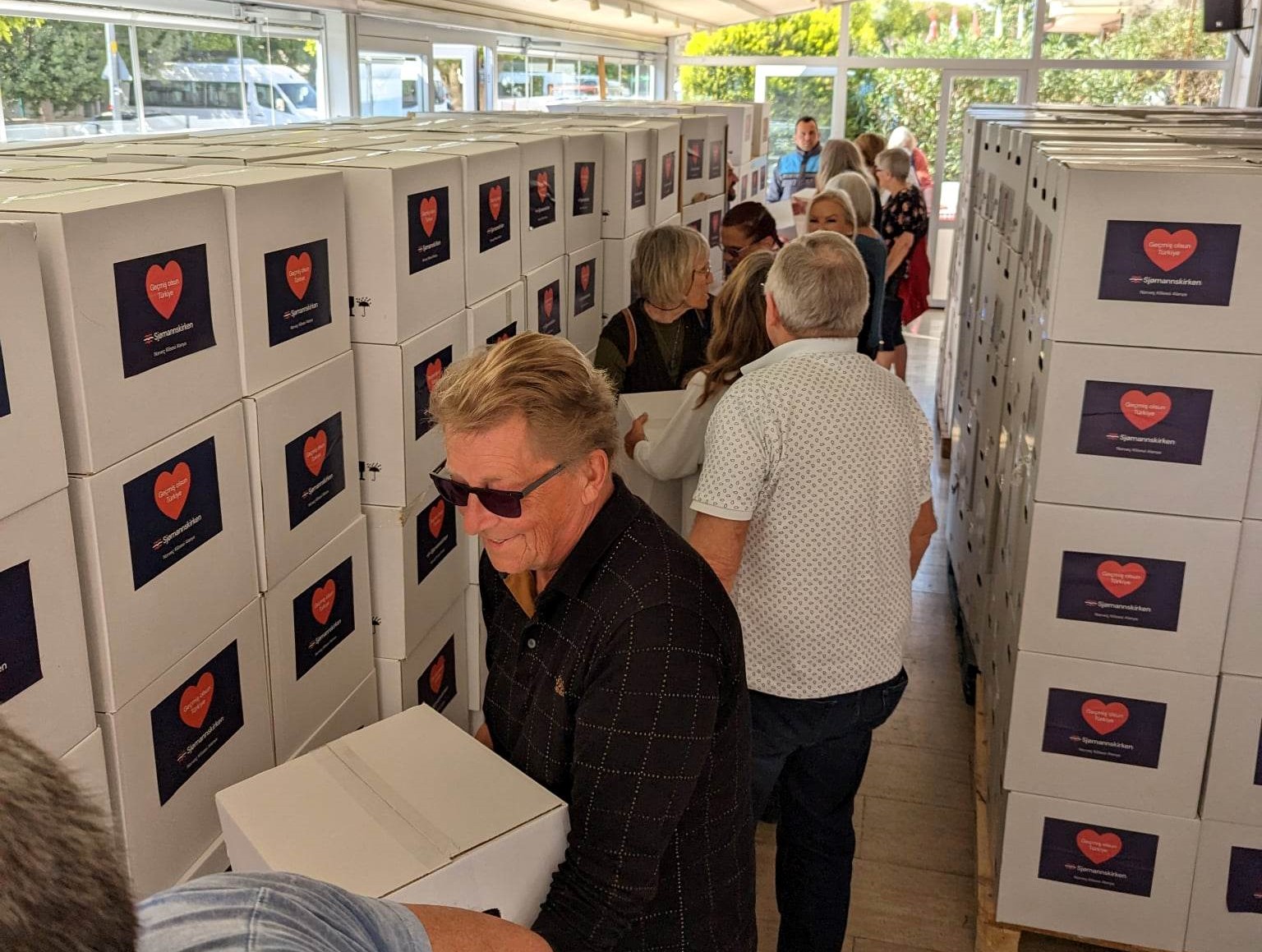 NØDHJELP: Matkassene som  levers ut består av ris, spagetti, mel, oliven, te, og andre basisvvarer med god holdbarhet.