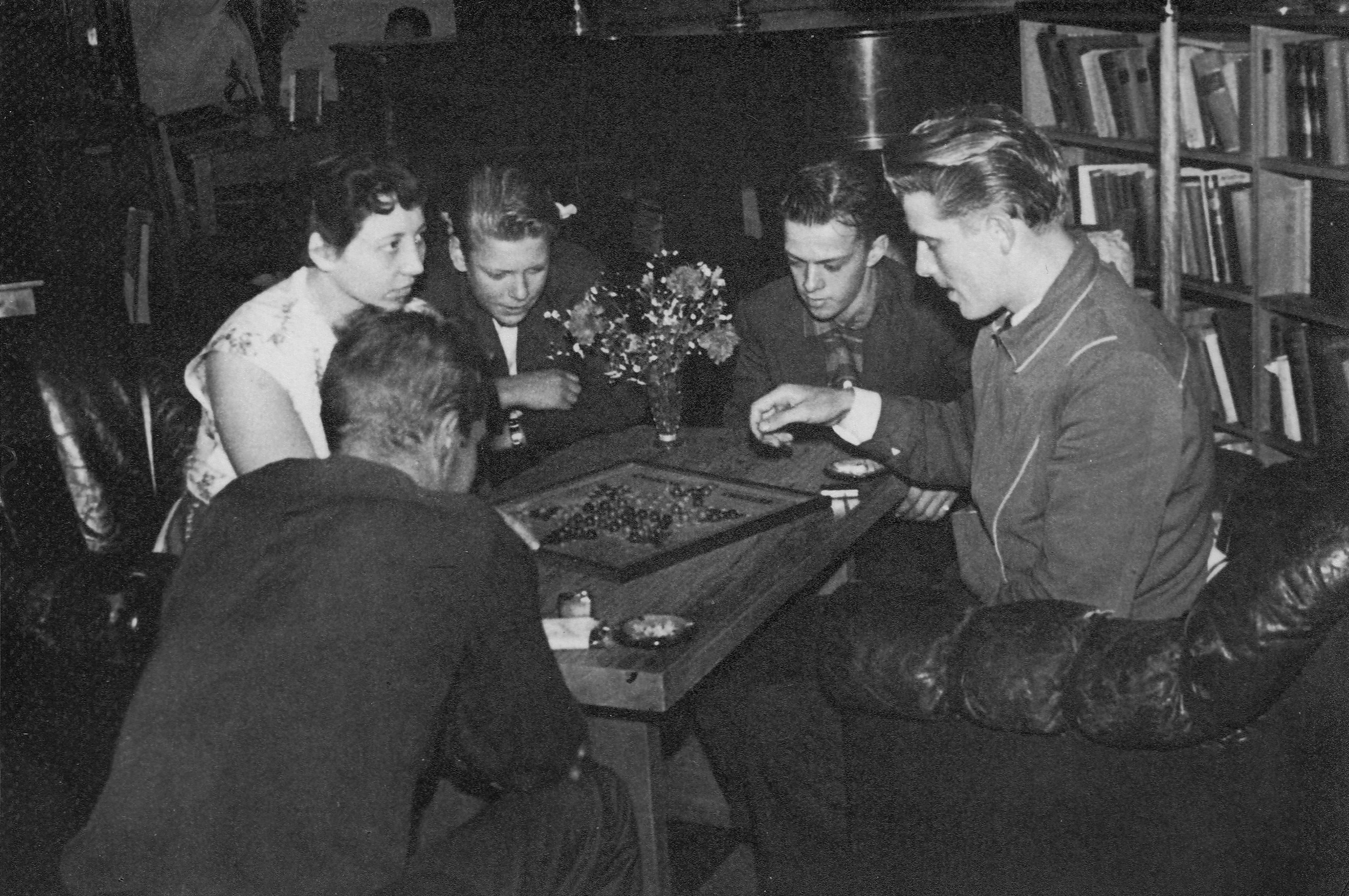 17 Husmor Spiller Chinasjakk Med Sjøgutter, Buenos Aires, Mottatt Juli 60 Foto Bergens Sjøfartsmuseum, Sjømannskirken