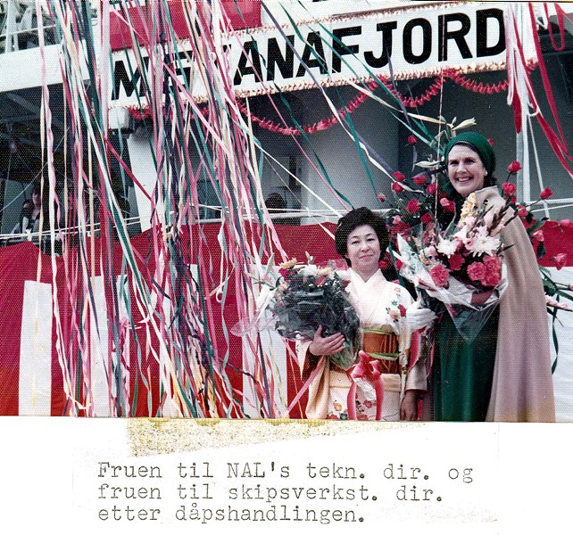 KONENE MØTES TIL KIRKEDÅP