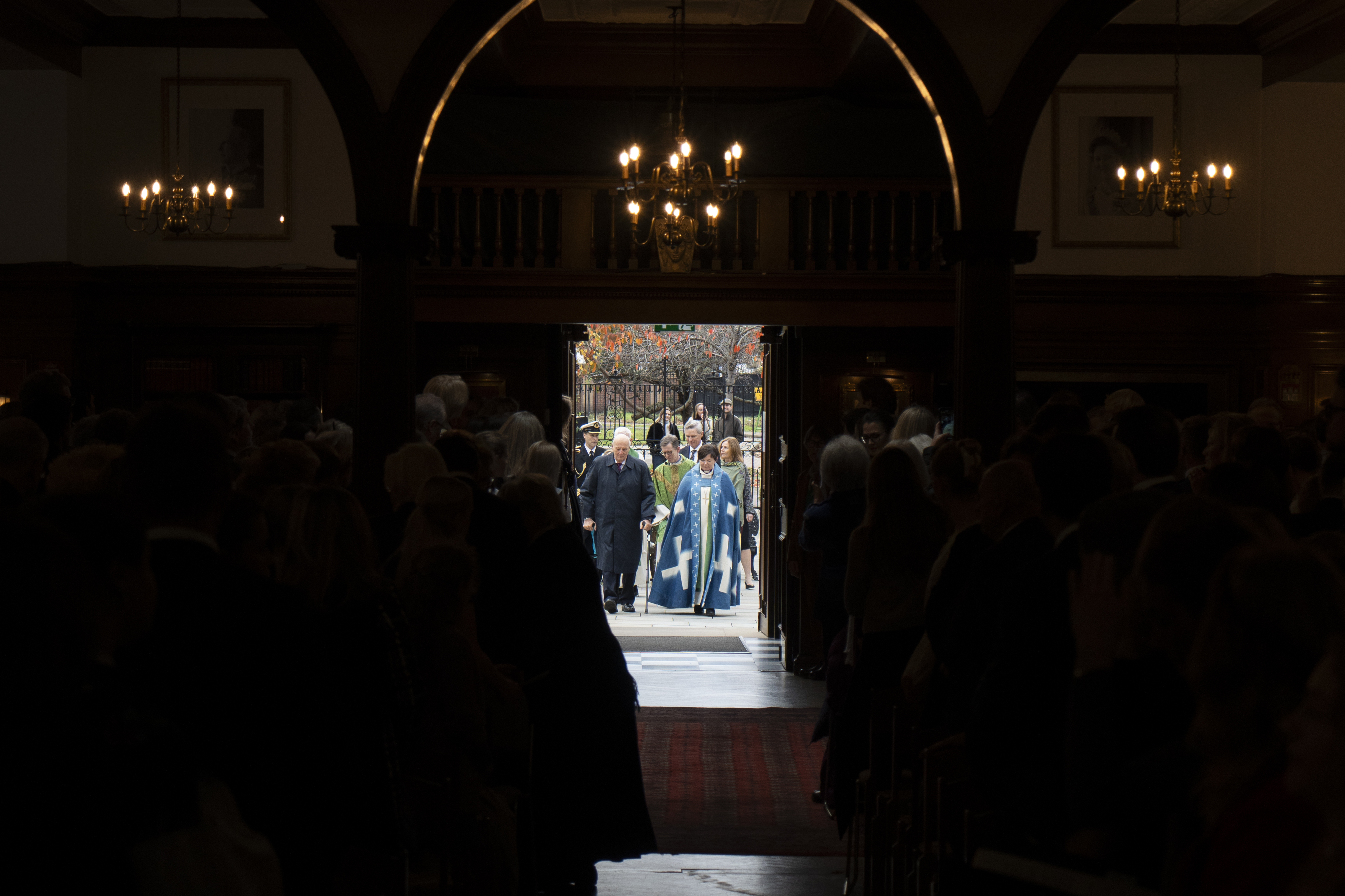 I november 2025 var Kong Harald og Dronning Sonja på sitt siste besøk sammen til Sjømannskirken. Det var i London, ved markeringen av frigjøringsjubileet. Her er Kong Harald avbildet sammen med biskop Ragnhild Jepsen på vei inn til gudstjeneste i Sjømannskirken i London. FOTO: Felix Falck-Næss/Sjømannskirken
