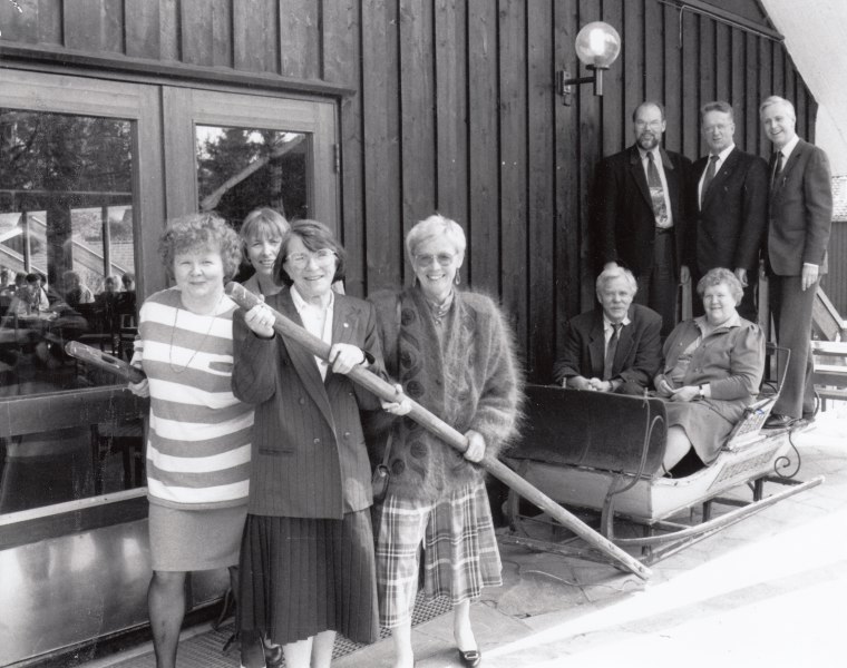 KVINNENE TREKKER LASSET