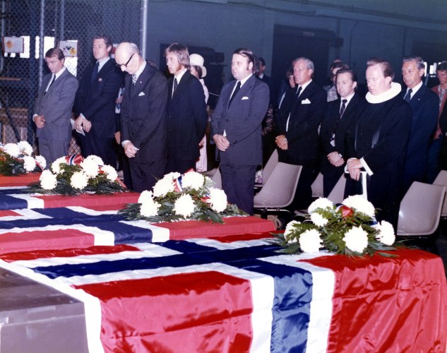 SJELESORG: 24. juni 1975 styrtet et fly på vei fra New Orleans til New York under landingen på John F. Kennedy International Airport. 19 av passasjerene om bord var norske sjøfolk som hadde mønstret av skipene «Fern Wave» og «Nopal Tellus», og var på vei hjem til Norge på ferie. Av i alt 113 omkomne, mistet 16 norske sjøfolk livet. Umiddelbart etter at ulykken var blitt kjent ved det norske generalkonsulatet, ble sjømannsprest i New York, Leiv S. Gundersen, sendt ut sammen med en representant fra Handelsflåtens velferdstjeneste til sykehuset for å lete etter norske overlevende blant de sårede. Sjømannspresten tok i dagene som fulgte seg spesielt av de overlevende, og besvarte de utallige henvendelsene til sjømannskirken fra de mange pårørende hjemme i Norge. Da åtte av bårene skulle sendes hjem fra Kennedy-flyplassen 3. juli holdt sjømannspresten minnegudstjeneste for de omkomne. (Bud & Hilsen nr. 10–11/1975; «Takk for at vi lever», VG 25.6.1975; «De omkomne til Fornebu», VG 4.7.1975)