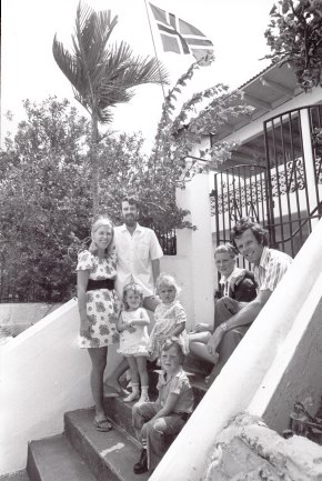 KIRKEFAMILIEN SAMLET PÅ TRAPPEN