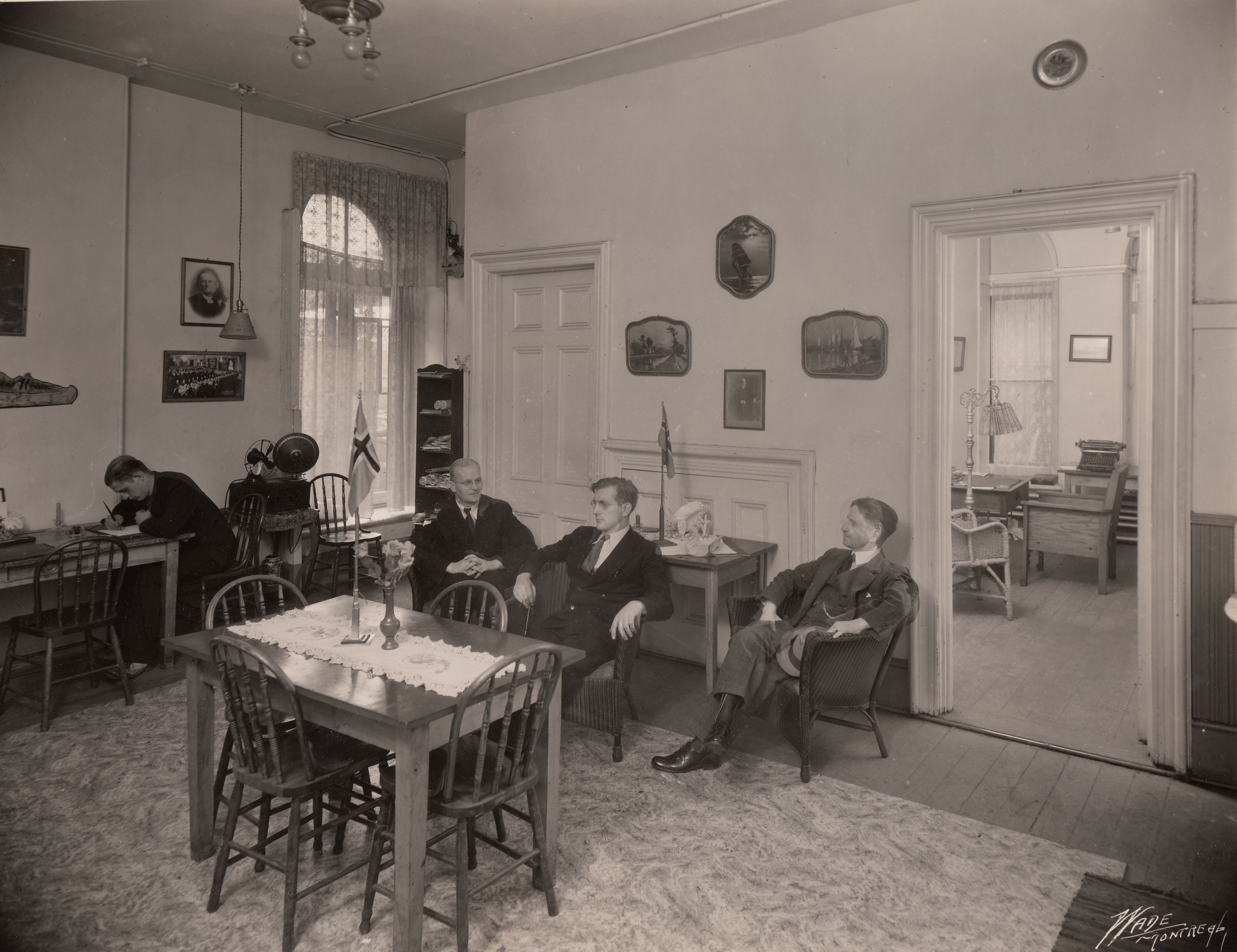 7 Det Nye Læseværelse Montreal Sittende Midt For Bordet Assistent Erling Termark 1939 Foto Bergens Sjøfartsmuseum Sjømannskirken 2