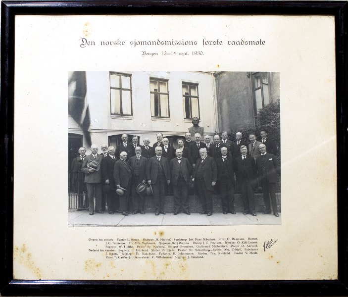 DET FØRSTE RÅDSMØTE