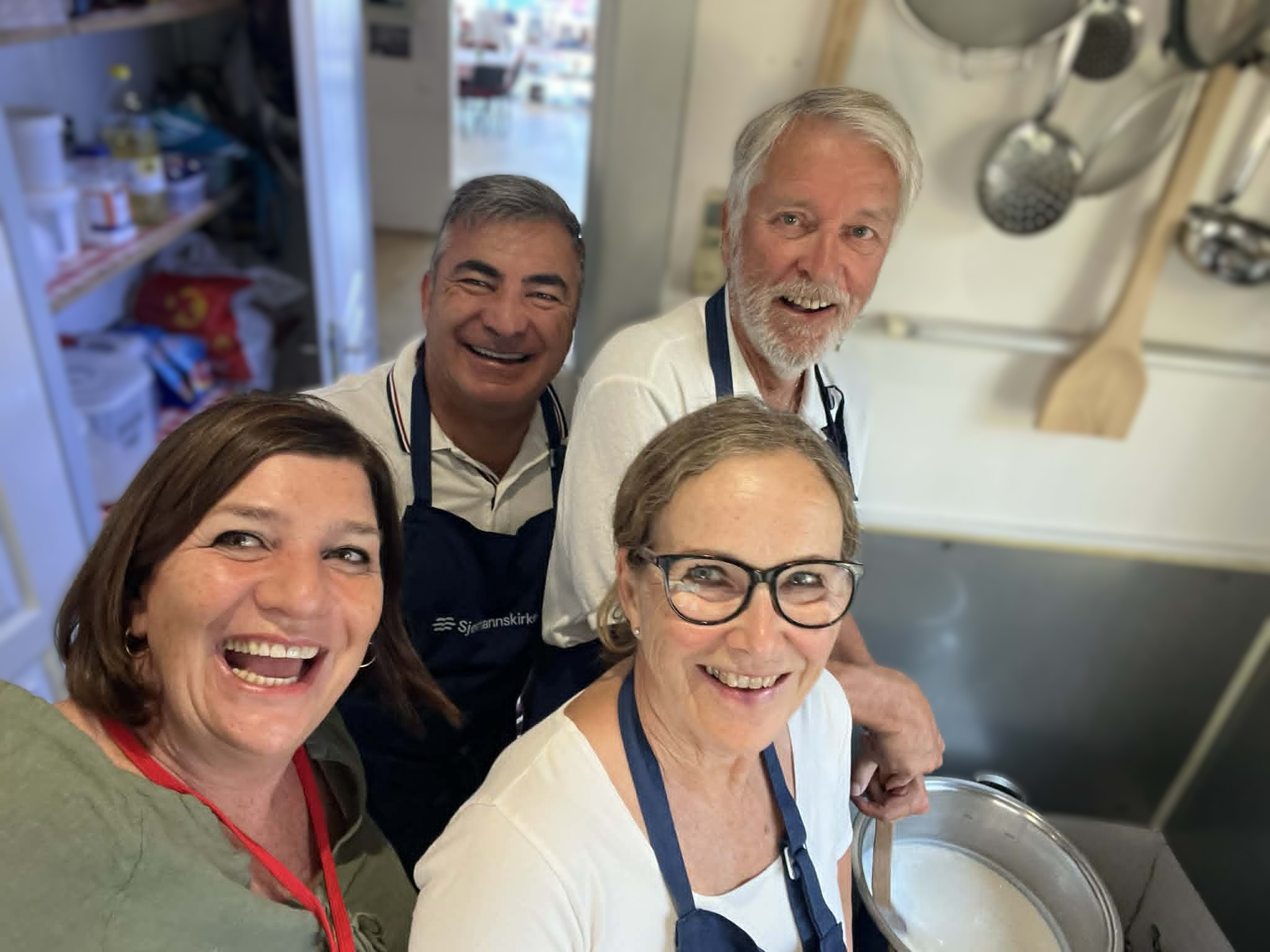 Terje, Ingebjørg, Hasmet Og Eva Koker Grøt Med Uskarp Bakgrunn