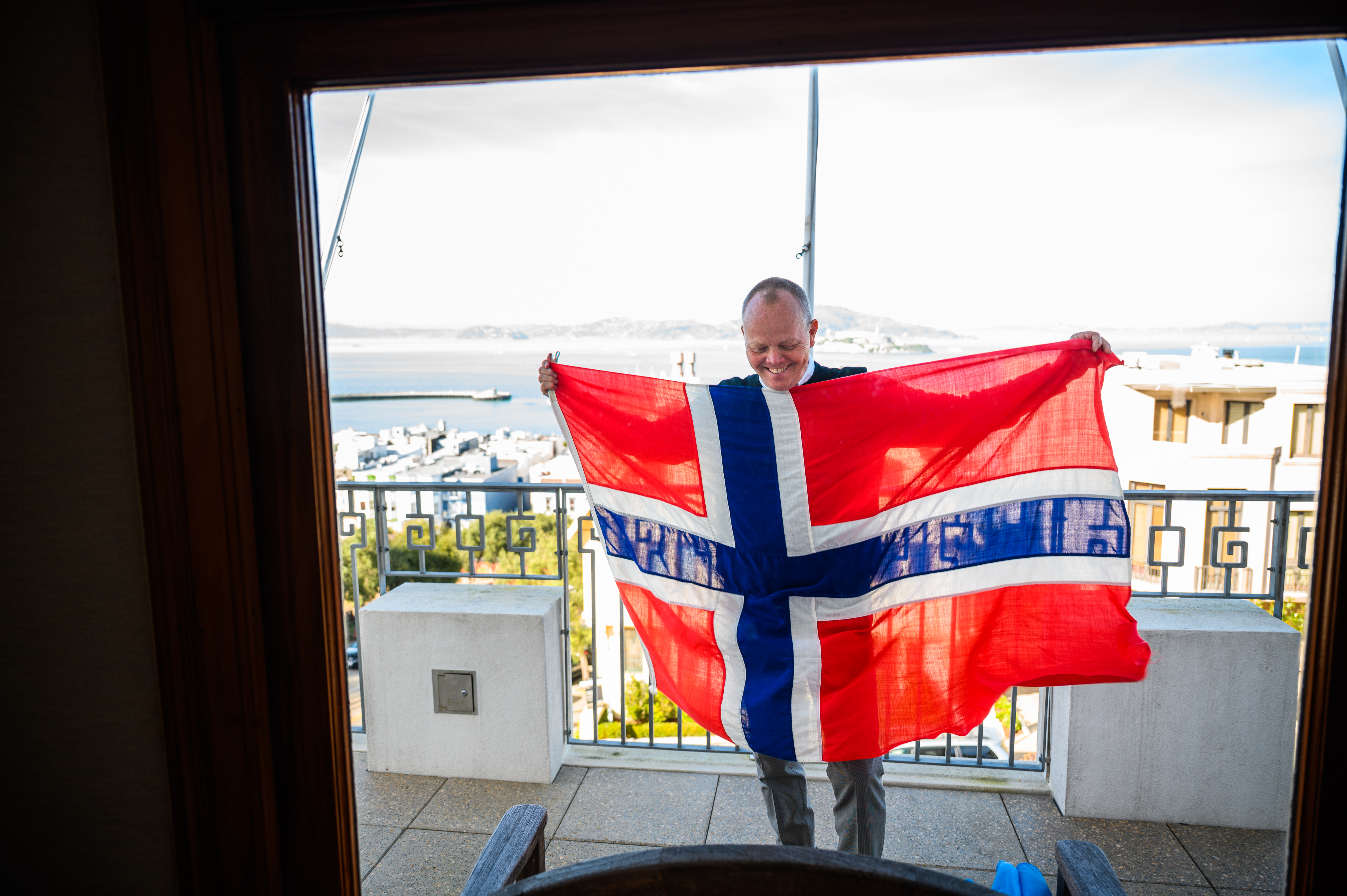 Vaktmester Terje Vigsnes er mannen bak de to telefonkioskene i Sjømannskirken. Han har tjenestegjort i San Francisco, New York, Singapore, Albir og London. Foto: Morten Opedal