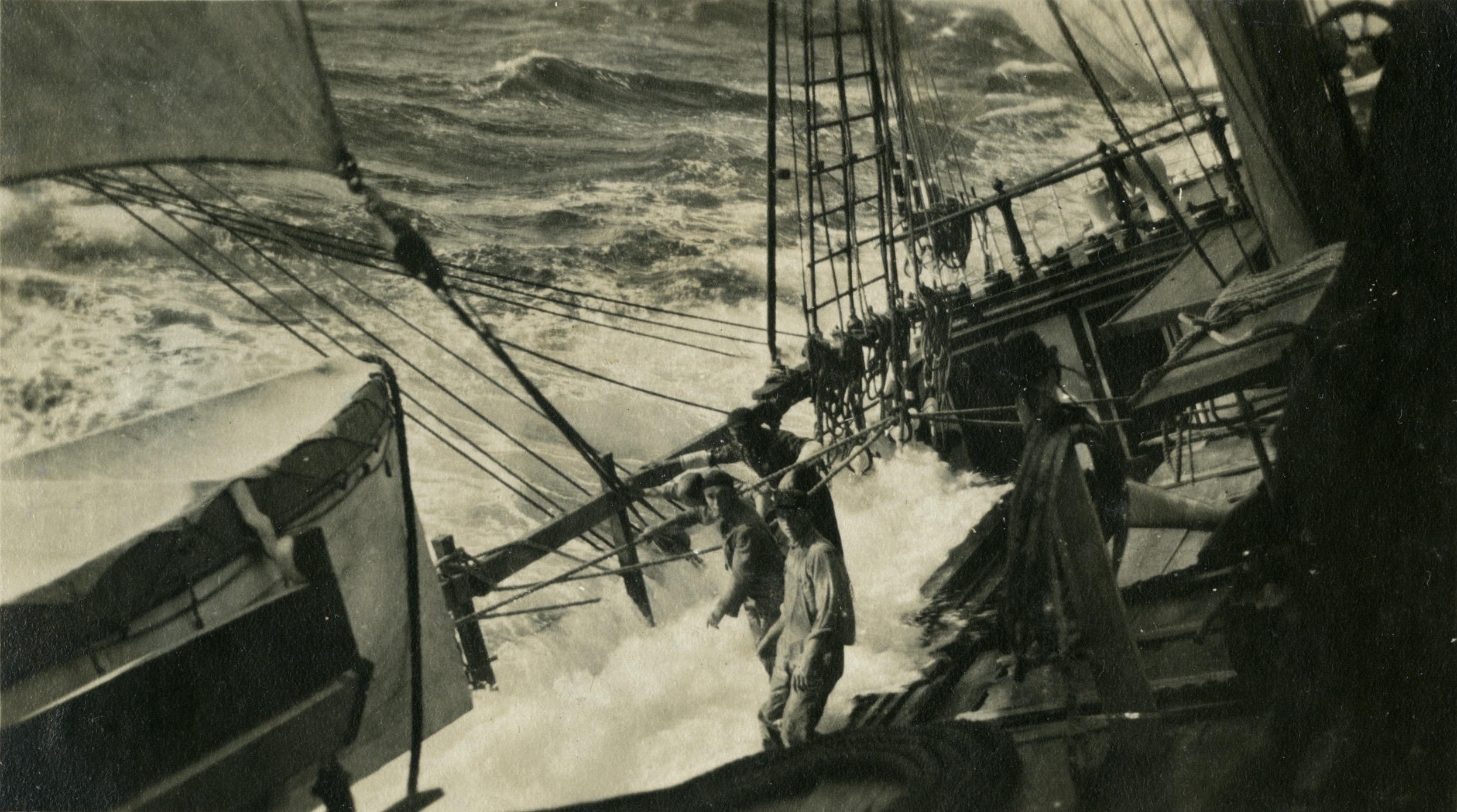 FØRSTE STORMDAG OM BORD I FULLRIGGER «MARGA»